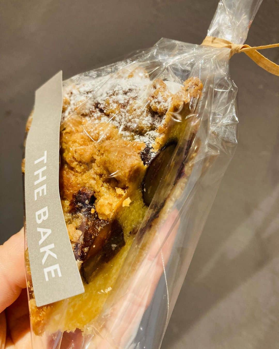 The Bakeさんのインスタグラム写真 - (The BakeInstagram)「こどもの日、いち早く売り切れたのはこちらでした😳  《栗とラム酒香る焼きタルト》 ごろっと入れた渋皮栗とラム酒香るアーモンドクリーム、カシスコンフィチュールを薄く入れてシナモン風味のクランブルを振りかけて焼きました😊  次は来週以降出せそうです。 常温で持ち歩けプチプレゼントにもいいですよね♡ 紅茶や珈琲と一緒にゆっくりした時間を過ごしたいですね♡  #栗 #クランブルタルト #焼きタルト #カシス」5月5日 22時22分 - the_bake1121