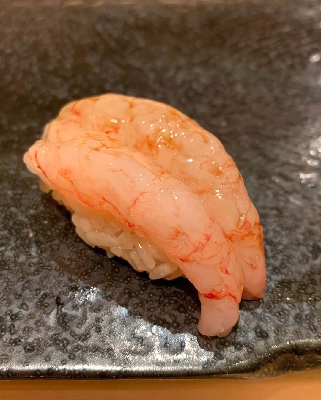 山崎みどりさんのインスタグラム写真 - (山崎みどりInstagram)「お鮨✨  【花おか】さんへ @sushihanaoka   魚マニアなのか魚オタクなのかってくらい 市場に流通しない魚や深海魚など 食べた事がないであろう珍しいネタが揃ってるとのことで最初はおそるおそる..  行って食べてみて 結果全部美味しかった😋✨  エイキモにはびっくり🥺（写真二枚目） 魚と肉の間くらいの濃厚さ✨  雲丹の食べ比べと蟹の盛り合わせ丼ぶりは幸せでしかない🥹  魚の名前が初めて聞くような魚ばかりで大将は「名前が珍しいのでみなさん食べ終わる頃にはなんて名前の魚だったか忘れてますね（笑）」 とおっしゃってました笑  海老も甘くて濃厚で最高  ［明鏡止水］っていう日本酒、 今まで飲んだ日本酒で1番美味しかった✨ 気に入り過ぎて買えるか調べてたら 明鏡止水はたくさんあるけど、これは酒蔵から直接買い付けしてるから お店やネットでは買えないらしい🥲 （ちなみに私はかなりの辛口が好き）  てことはここに来ないと飲めないってことでした🫡  コート以外でまだ出てないネタを聞いてみたら 瀬戸内海の雲丹があるとの事で追加！ 見た目は黒めだったけど食べたらめちゃくちゃ美味しかった✨ 追加して正解🥺  全部のネタにこだわってらっしゃって全部美味しかったから また絶対来たいお鮨屋さん🍣♡  ────────────────────────── @sushihanaoka #鮨花おか #渋谷グルメ #渋谷鮨#sushi#tokyosushi #鮨スタグラム #美味しいお鮨 #えいきも」5月5日 22時32分 - midori_yamasaki_
