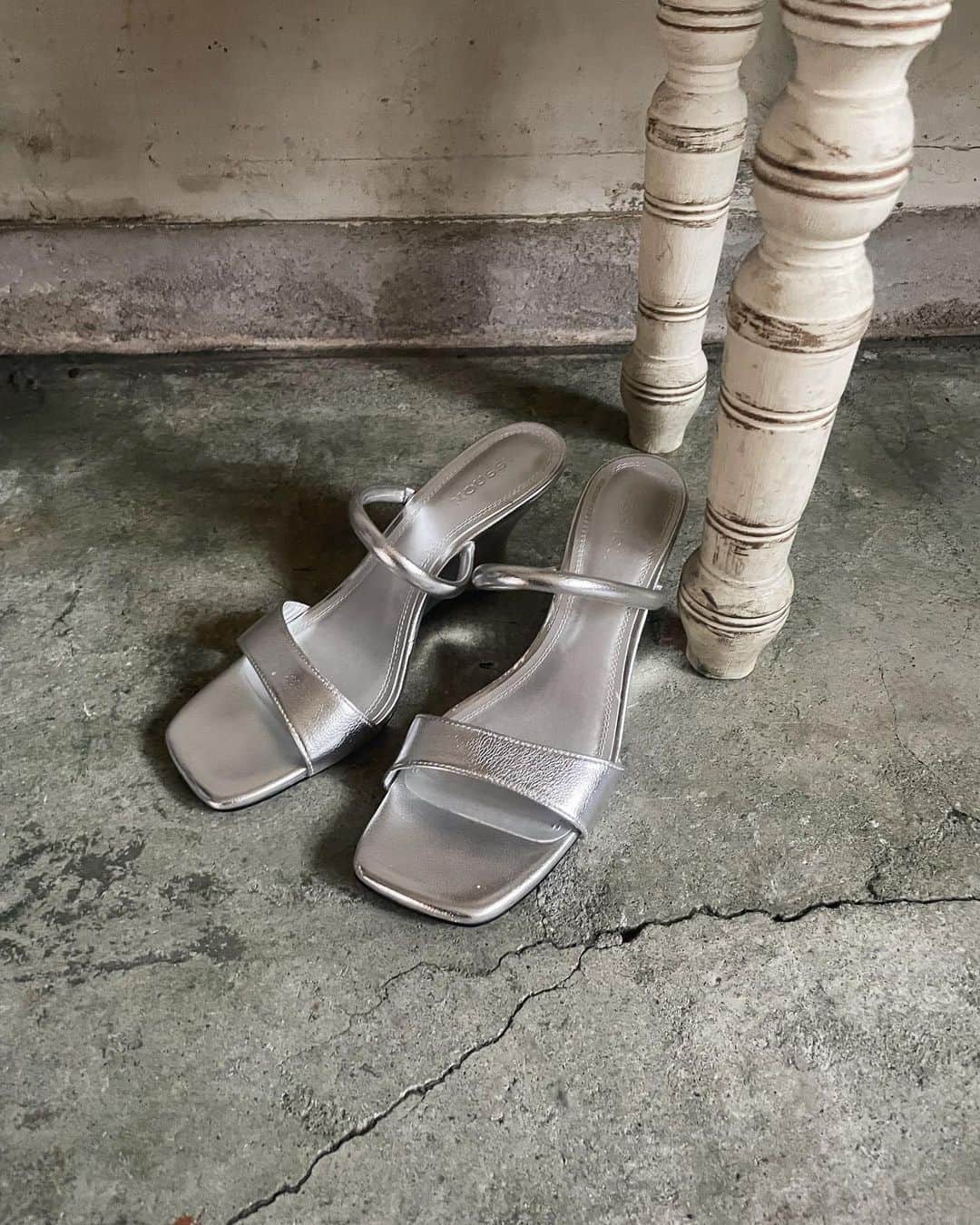 のインスタグラム：「New In ・WEDGE SOLE SANDALS(010GSK52-1170) ZOZOTOWNにて先行発売中。 全国のMOUSSY店舗にて5月26日(金)、SHEL'TTER WEBSTOREでは5月23日(火)より発売予定。 #MOUSSY」
