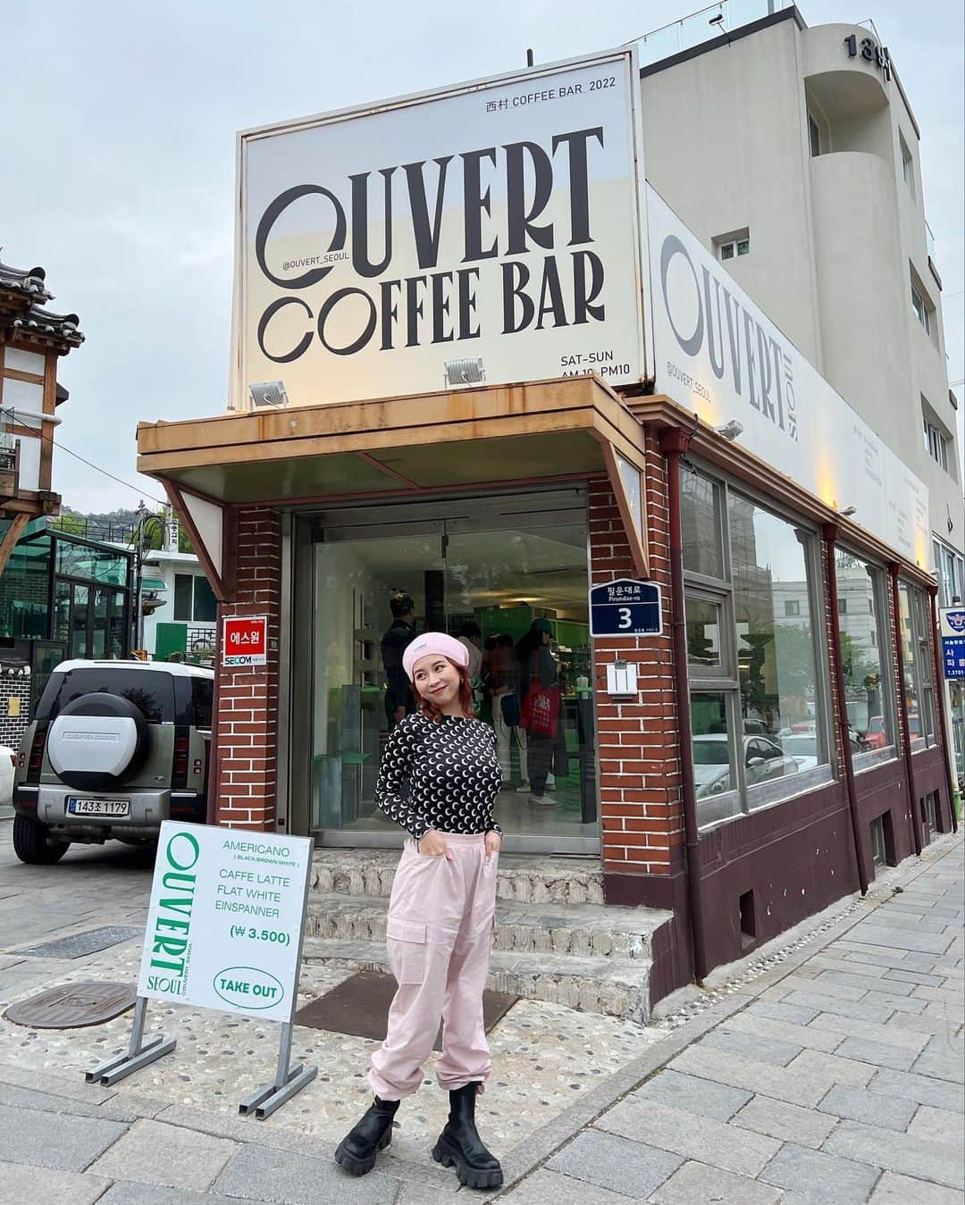 ヒロタナギサのインスタグラム：「_  韓国で1番行きたかったカフェ🇰🇷☕️ @ouvert_seoul   ここで食べたクロワッサンが 革命的に美味しかったからまた載せます🥐♡  韓国可愛いカフェありすぎて 何回行っても足りひん🥲  #nagisatrip  #韓国旅行 #韓国カフェ」