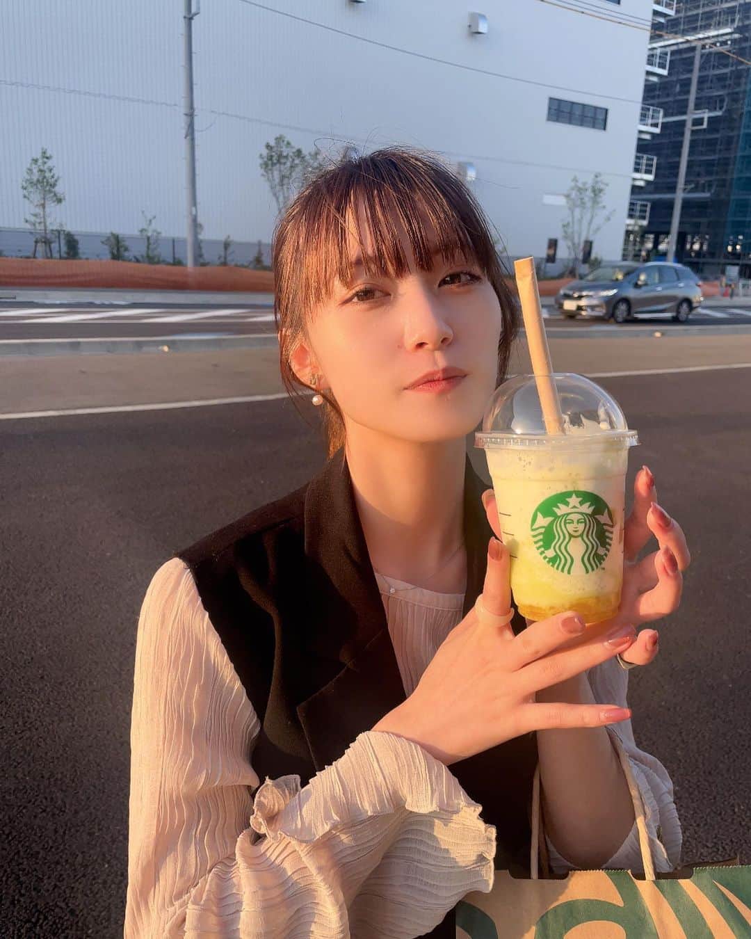 遠藤みゆのインスタグラム：「ままが沢山写真撮ってくれたあ！ そしてなんか写真撮るの上手になってた！！(この辺にってめっちゃ指示した、、😀笑) . スタバのメロンは氷少なめにしてもらってが1番スキでもう4回は飲んだ気がする、、🍈 . みんなGW満喫するんだよ〜！！」