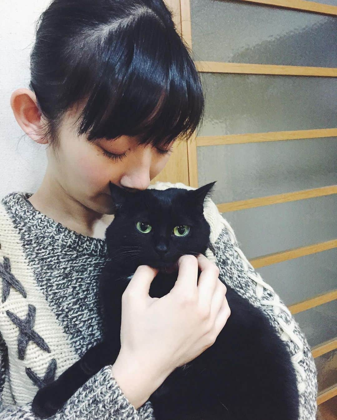 中田絢千さんのインスタグラム写真 - (中田絢千Instagram)「🐈‍⬛ 10歳のお誕生日を迎えた我が黒猫、びじゅさん。  カメラ嫌いなもんであんまり一緒の写真がないため ほぼ10年ものを蔵出し。どひゃー すごいね、もう一緒に暮らしてそんなに経つのか  飼い主と飼われてる側だとか、20も歳が離れてるからとか、そんなことは本当にどうでもよくって。 かけがえのない私の大切な一部です。  これからも、すこやかであれ！ それ以上のことはもう何にもいらないな💫」5月5日 22時26分 - ayaka_nakata