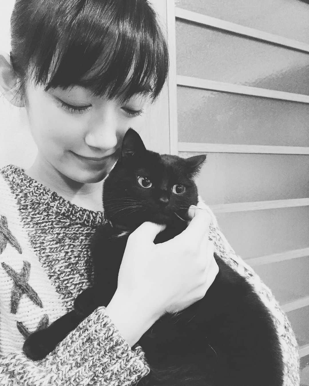 中田絢千さんのインスタグラム写真 - (中田絢千Instagram)「🐈‍⬛ 10歳のお誕生日を迎えた我が黒猫、びじゅさん。  カメラ嫌いなもんであんまり一緒の写真がないため ほぼ10年ものを蔵出し。どひゃー すごいね、もう一緒に暮らしてそんなに経つのか  飼い主と飼われてる側だとか、20も歳が離れてるからとか、そんなことは本当にどうでもよくって。 かけがえのない私の大切な一部です。  これからも、すこやかであれ！ それ以上のことはもう何にもいらないな💫」5月5日 22時26分 - ayaka_nakata