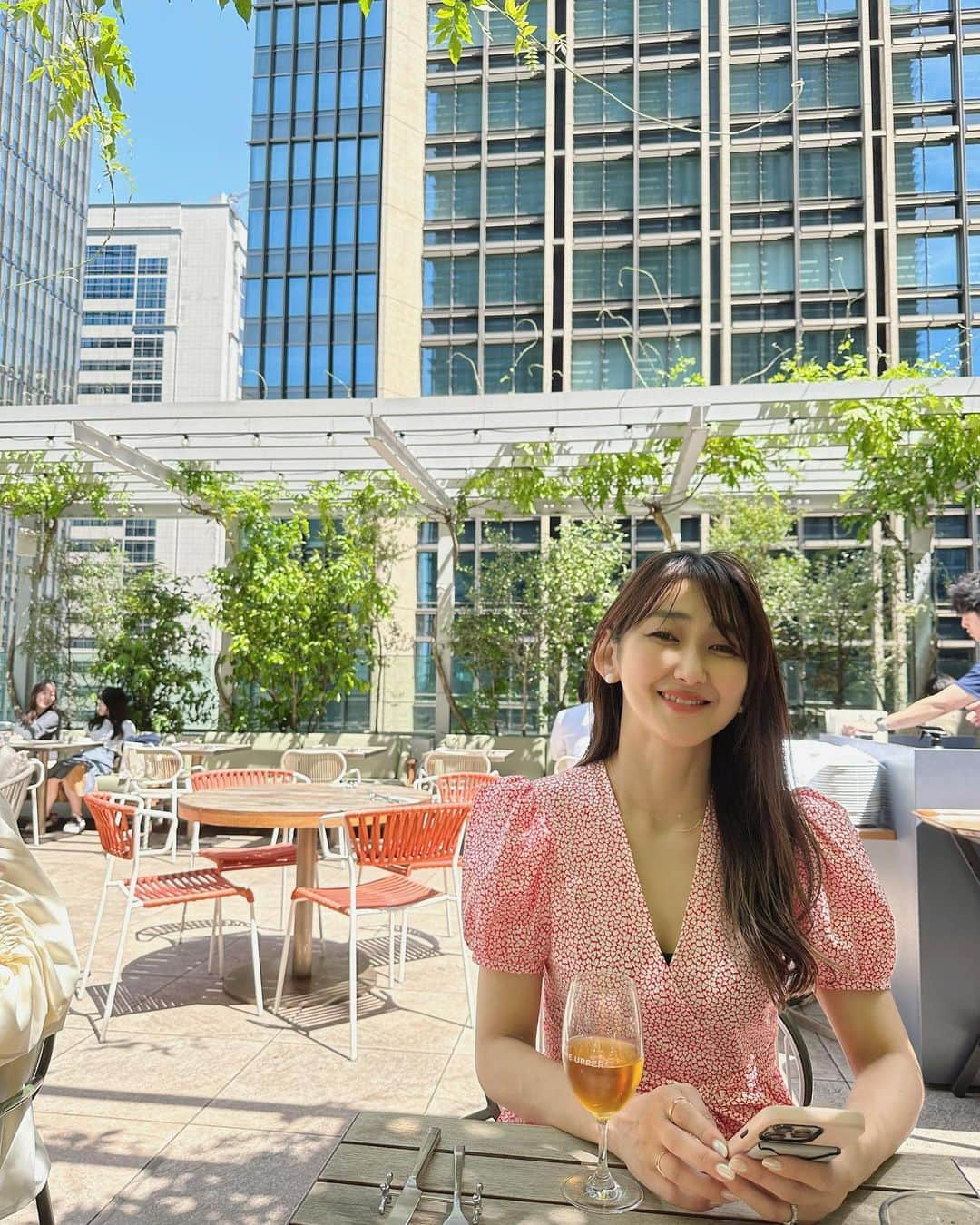 t.krmeさんのインスタグラム写真 - (t.krmeInstagram)「テラスが気持ち良い☀️ 思わずオレンジワイン飲みたくなって😋  長女とゆっくり出来て楽しいランチでした🍴  One-piece: #obli #fashion #cordinate #casualstyle #mom #instafashion #ottd #lunch #lunchtime #theuppertokyo #ランチ#大手町#オブリ#tiffanyandco #chanel #maayapearls #大人カジュアル #大人ファッション #ママコーデ」5月5日 22時26分 - t.krme