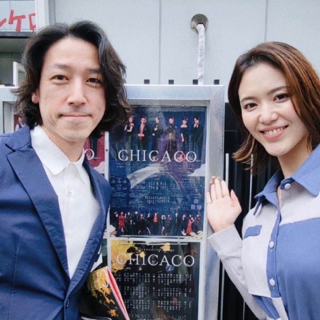 和泉元彌さんのインスタグラム写真 - (和泉元彌Instagram)「共演経験者多数出演の Alexandrite Stageプロデュース 「CHICACO」を拝見しました。  現在、川崎公演真っ最中❗️ 来週末には大阪公演を控えているので、 是非！皆様にも取り急ぎ？ご紹介を。  今回、3チームが入れ替わりで上演する 上演スタイル⁉️凄すぎる。 僕は2チーム拝見しました。  トレンディドラマのような ポップさも持った チームOugi  NHK朝のテレビ小説のような 安定と温かさを持った チームRamtan  #嘉月絵理 さん演じる 巻き込んでいくタイプの母率いるOugi と #池上季実子 さん演じる 包み込んでいくタイプの母率いるRantan  いずれも家庭の中で 母親の存在感の大きいことには変わらず、 台本だって変わらないのに…。 ドラマの種類が違うような 2チームでした。  限られた稽古期間で その空気感と信頼関係を築き上げ、 それぞれが十二分に演じられた出演者陣には 脱帽でした。  しっかり泣かせていただきました。 この作品、何度見ても泣くタイプのドラマです。 台本の良さとそれを倍増して客席に届けて下さる 演者の温かい演技が心のヒダを優しく丁寧に 撫でていくんですもん。 題名に絡めてしっかりエンタメしながら 家庭的な人情でずっしり泣かされる。 声を殺して、マスクの中はグシュグシュでした。  演者の個性を存分に活かし、 舞台上の位置どりも 振り付けや細やか演出が各チームで違うのに 伝わるものは、同じ❗️という、演出の妙‼️  脚本、演出を手がける #野口大輔 さんの揺るがない芯と 臨機応変な包容力がなせるわざだな。  池上季実子さん演じる母・ちか子に 早々から涙させて頂きました。 池上さんのお顔もお声もお姿も 全てが美しく、強く、温かく 女性の真の強さ、妻の、母の芯というものが、 動きや表情、目線の一つ、 台詞の語尾に至るまで演技の端々溢れていて、 空気、存在感の説得力に感嘆して見てました。 強くてキュート、愛されないわけがない母像。 夫婦の最後の会話？は、ピークで危険でした。 嗚咽を堪えるのに必死でした。  長女を演じる#本多真弓 さんは、 新たな一面！と思いながら それでもやはり真弓さんの空気があって リアルな兄弟、母、娘の姿…特に長女感が ほんっとうに可愛らしく素敵でした。 長女って、色濃く受け継ぐんだよなぁ…と。 納得の空気感でした。  Ougiチームの 嘉月さんと#綾月せり さん親子は 宝塚OG同士ならではのリンク度合い。 チーム毎の見せ方の違いが際立ったところ。 さらに長男の奥さんも 宝塚OGの#ゆめ真音 さんなものだから…。  それにしてもゆめさんは、 旦那さん家族の中で嫌味なく、 何でもそつなくこなす 可愛いお嫁ちゃんだったなぁ。  あ！その旦那さんというのが、 #山口賢人 君が演じているのですが、 以前にも出演作品を拝見しましたが、 長身のイケメンなのに、今回は 絶妙に情けなく、人の良いキャラを 柔らかく演じていて、愛すべき息子でした。 彼の心の変化や微妙な成長が 前へと進む家族の形を 浮き彫りにしているようでもありました。  当然私は、お父さんに感情移入する部分も多く チームそれぞれのお父さんの自然かつ、 心情をしっかり伝えてくださる演技に やられていました。 愛だよなぁ…。  書きたいことは山ほどで、 素敵な演者の皆さんのことは書ききれませんね。  そして、作品に これでもか！というほど愛を注ぐ 野口演出❗️ 更に劇場全てを作品の世界にしてしまう 野口さんとそれを支えるスタッフの皆さんに 大拍手です‼️  これはねぇ…見ないとわかりませんよ‼️ 本当に。 色んな意味で感動すること間違いなし！です。  また8月に 野口作品に出演できることが 楽しみで仕方ありません。  残念なのは、 #藤田よしこ さん演じる母と 男惚れする#和興 さん演じる旦那さん そして、#三上竜平 君演じる長男の チームTatamiがどうしても予定が合わず 拝見できなかった事…悔やまれてなりません。 これは、#アレステ さんの デリバリーステージを利用して、 DVDで劇場体験するしかありませんね❗️  #キンケロシアター  #彩凪翔 さん」5月5日 22時26分 - izumimotoya