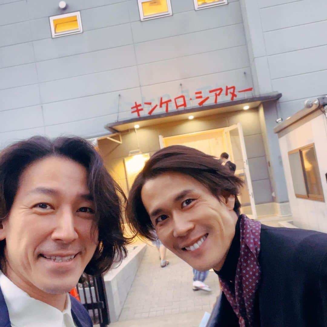 和泉元彌さんのインスタグラム写真 - (和泉元彌Instagram)「共演経験者多数出演の Alexandrite Stageプロデュース 「CHICACO」を拝見しました。  現在、川崎公演真っ最中❗️ 来週末には大阪公演を控えているので、 是非！皆様にも取り急ぎ？ご紹介を。  今回、3チームが入れ替わりで上演する 上演スタイル⁉️凄すぎる。 僕は2チーム拝見しました。  トレンディドラマのような ポップさも持った チームOugi  NHK朝のテレビ小説のような 安定と温かさを持った チームRamtan  #嘉月絵理 さん演じる 巻き込んでいくタイプの母率いるOugi と #池上季実子 さん演じる 包み込んでいくタイプの母率いるRantan  いずれも家庭の中で 母親の存在感の大きいことには変わらず、 台本だって変わらないのに…。 ドラマの種類が違うような 2チームでした。  限られた稽古期間で その空気感と信頼関係を築き上げ、 それぞれが十二分に演じられた出演者陣には 脱帽でした。  しっかり泣かせていただきました。 この作品、何度見ても泣くタイプのドラマです。 台本の良さとそれを倍増して客席に届けて下さる 演者の温かい演技が心のヒダを優しく丁寧に 撫でていくんですもん。 題名に絡めてしっかりエンタメしながら 家庭的な人情でずっしり泣かされる。 声を殺して、マスクの中はグシュグシュでした。  演者の個性を存分に活かし、 舞台上の位置どりも 振り付けや細やか演出が各チームで違うのに 伝わるものは、同じ❗️という、演出の妙‼️  脚本、演出を手がける #野口大輔 さんの揺るがない芯と 臨機応変な包容力がなせるわざだな。  池上季実子さん演じる母・ちか子に 早々から涙させて頂きました。 池上さんのお顔もお声もお姿も 全てが美しく、強く、温かく 女性の真の強さ、妻の、母の芯というものが、 動きや表情、目線の一つ、 台詞の語尾に至るまで演技の端々溢れていて、 空気、存在感の説得力に感嘆して見てました。 強くてキュート、愛されないわけがない母像。 夫婦の最後の会話？は、ピークで危険でした。 嗚咽を堪えるのに必死でした。  長女を演じる#本多真弓 さんは、 新たな一面！と思いながら それでもやはり真弓さんの空気があって リアルな兄弟、母、娘の姿…特に長女感が ほんっとうに可愛らしく素敵でした。 長女って、色濃く受け継ぐんだよなぁ…と。 納得の空気感でした。  Ougiチームの 嘉月さんと#綾月せり さん親子は 宝塚OG同士ならではのリンク度合い。 チーム毎の見せ方の違いが際立ったところ。 さらに長男の奥さんも 宝塚OGの#ゆめ真音 さんなものだから…。  それにしてもゆめさんは、 旦那さん家族の中で嫌味なく、 何でもそつなくこなす 可愛いお嫁ちゃんだったなぁ。  あ！その旦那さんというのが、 #山口賢人 君が演じているのですが、 以前にも出演作品を拝見しましたが、 長身のイケメンなのに、今回は 絶妙に情けなく、人の良いキャラを 柔らかく演じていて、愛すべき息子でした。 彼の心の変化や微妙な成長が 前へと進む家族の形を 浮き彫りにしているようでもありました。  当然私は、お父さんに感情移入する部分も多く チームそれぞれのお父さんの自然かつ、 心情をしっかり伝えてくださる演技に やられていました。 愛だよなぁ…。  書きたいことは山ほどで、 素敵な演者の皆さんのことは書ききれませんね。  そして、作品に これでもか！というほど愛を注ぐ 野口演出❗️ 更に劇場全てを作品の世界にしてしまう 野口さんとそれを支えるスタッフの皆さんに 大拍手です‼️  これはねぇ…見ないとわかりませんよ‼️ 本当に。 色んな意味で感動すること間違いなし！です。  また8月に 野口作品に出演できることが 楽しみで仕方ありません。  残念なのは、 #藤田よしこ さん演じる母と 男惚れする#和興 さん演じる旦那さん そして、#三上竜平 君演じる長男の チームTatamiがどうしても予定が合わず 拝見できなかった事…悔やまれてなりません。 これは、#アレステ さんの デリバリーステージを利用して、 DVDで劇場体験するしかありませんね❗️  #キンケロシアター  #彩凪翔 さん」5月5日 22時26分 - izumimotoya