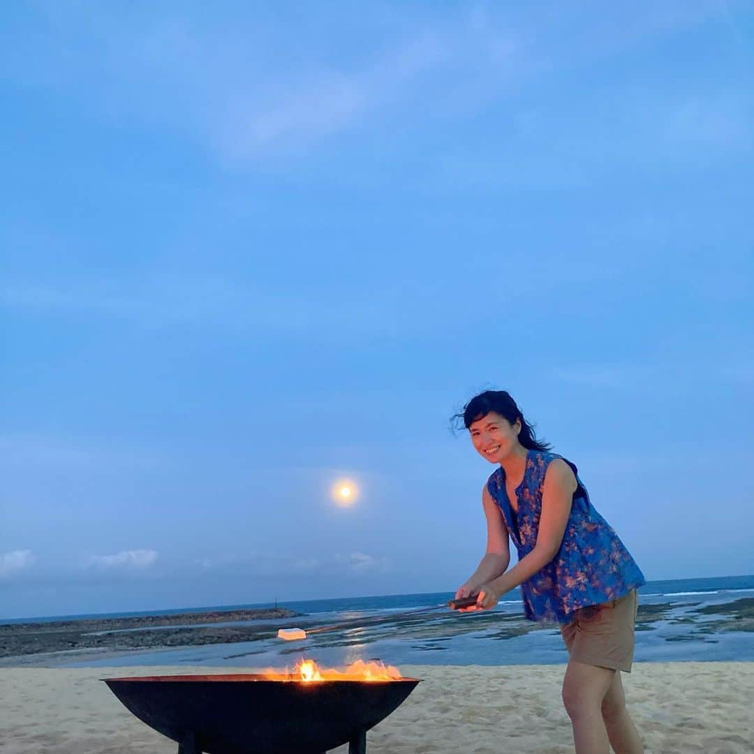 瓜生明希葉さんのインスタグラム写真 - (瓜生明希葉Instagram)「夜もまたよし。 こども達は初スモアに大興奮。  朝から家族で泳ぎ、夕方にはこってり。（でも30分で充電完了🥶）  覚悟はしていたけれど1歳4歳男子とのプール＆海はリラックス時間皆無です🤪だがこのそよ風は最高だ！  #smore #bonfire #moononthesea #昼寝しない」5月5日 22時33分 - akiha_uryu