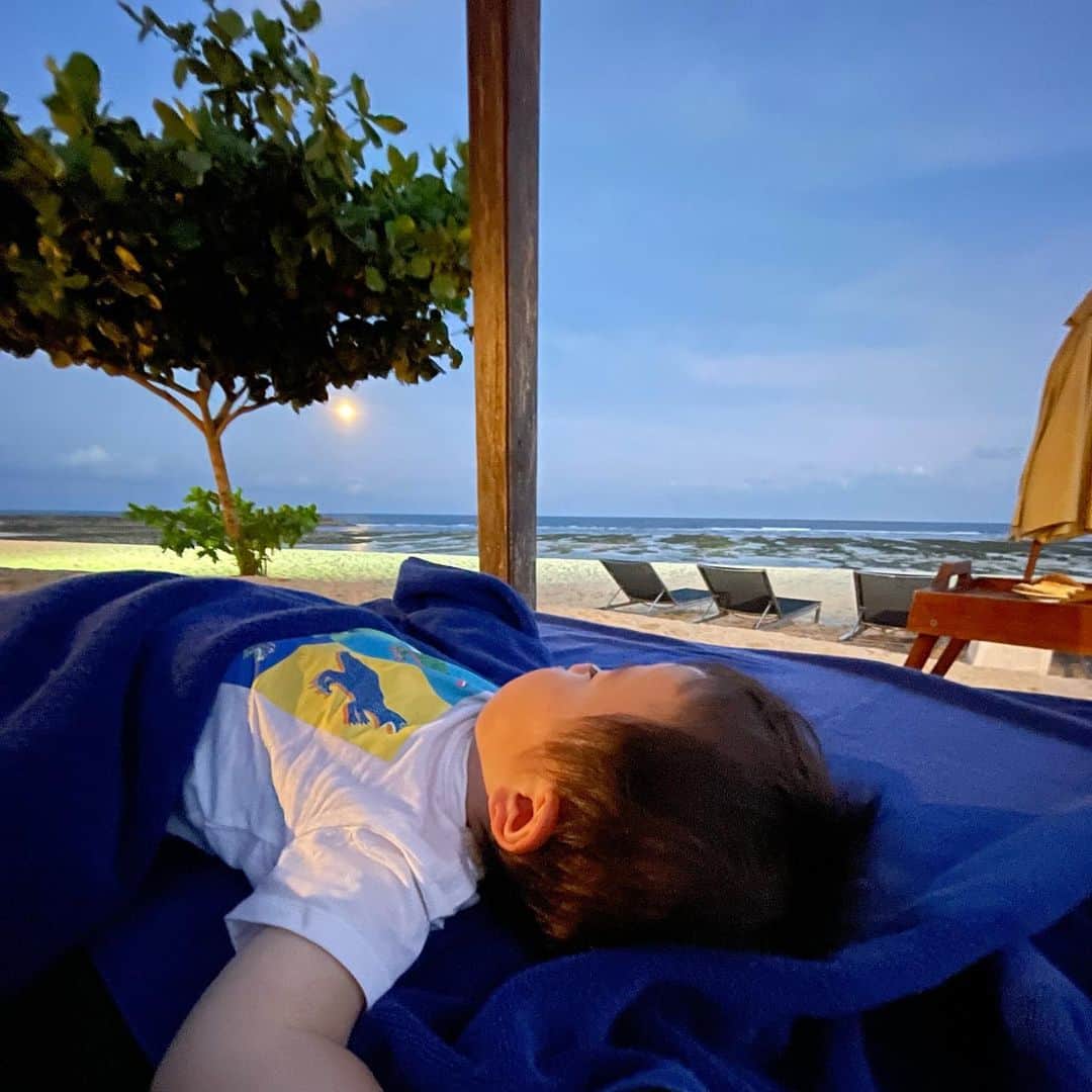 瓜生明希葉さんのインスタグラム写真 - (瓜生明希葉Instagram)「夜もまたよし。 こども達は初スモアに大興奮。  朝から家族で泳ぎ、夕方にはこってり。（でも30分で充電完了🥶）  覚悟はしていたけれど1歳4歳男子とのプール＆海はリラックス時間皆無です🤪だがこのそよ風は最高だ！  #smore #bonfire #moononthesea #昼寝しない」5月5日 22時33分 - akiha_uryu