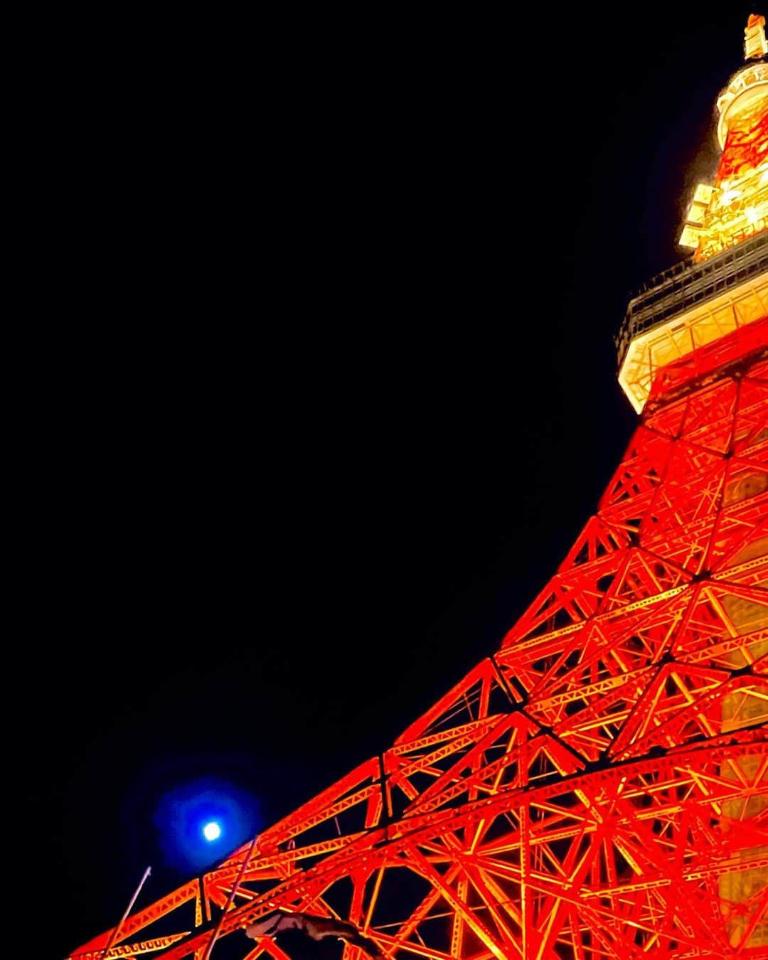 井上ヨシマサのインスタグラム：「FullMoon behind the Tokyo Tower 　#満月　#tokyotower」