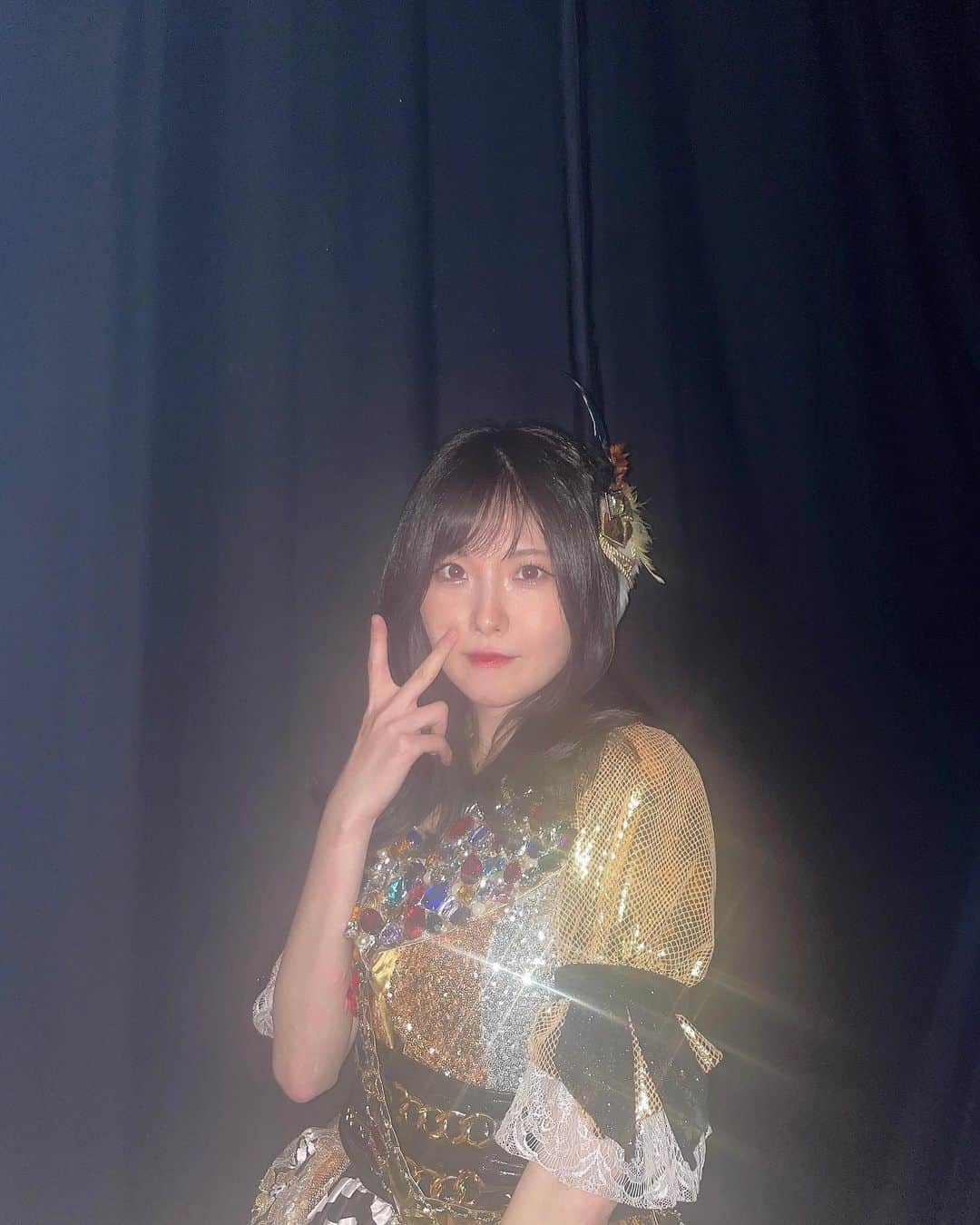 谷真理佳のインスタグラム：「🌟 SKE48 春のチームコンサート2023 inLINEキューブ渋谷 ありがとうございました✨ ライヴ最高ですっっっ！！！  写真は金キラキラ衣装🤩 無加工でも伝わるキラキラさ！ （エフェクトではないです☺︎） キラキラな衣装大好き〜！」