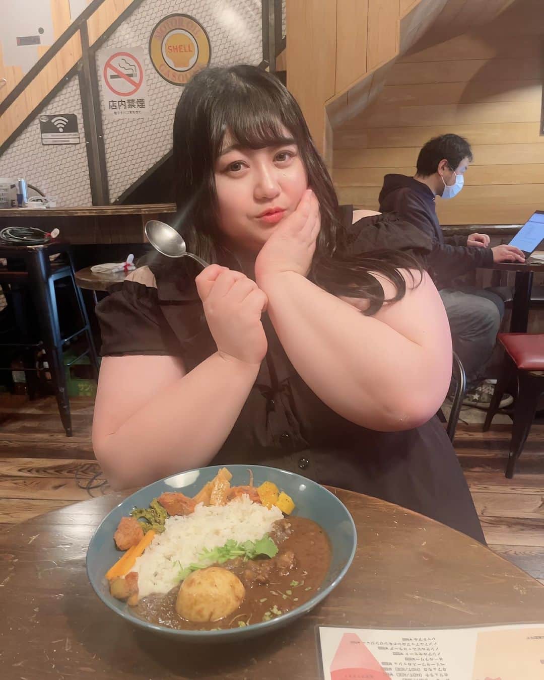 えみっくすのインスタグラム：「ロックカフェのイベントのときに食べさせてもらったカレー😺ありがとう❕ごちそうさま❕ . 昨日デブカリで春とヒコーキっていうお笑い芸人さんの単独ライブに連れて行ってもらったの。「バキ童(バキバキ童貞ですのひと)のコンビ」って言ったらみんなわかりやすいかな。 全公演満席で追加公演もあるって聞いて、わたしはお笑い詳しくないから「バキ童のコンテンツ力すごいな～」なんて思ったんだけど、始まった瞬間思ったのは「バキ童もすごいかもしれないけど、相方の土岡さんのキャラとか空気感もおもしろくて、作るネタもおもしろくて、2人がおもしろくてライブが楽しいからみんな来るんだな～」って思いました。 . わたしはコンカフェだったり、一日店長だったり、トークイベントだったり、直接会えるイベントみたいなものをたくさんしてるけど、毎回集客に苦戦して、前回のトークイベントはマネージャーに「友達にチケット売りつけろ」とまで言われた。嫌だったから自分で買い取るって言ったら、やる気がないと言われた。 結局、みんなイベントが楽しくないから来てくれないんだなって反省しました。 . 一方でデブカリに関しては常に予約複数入ってるような状態で、一日に何時間も予約してくれる子がいたり、東京旅行の滞在中に毎日会いたいから毎日予約しますって子がいたり、東京来る度に予約してくれる子がいたり。ものすごく嬉しい。 けど、わたしはタレントになりたくてがんばってるけど、結局みんなが求めてるのはタレントとしてのわたしじゃなくて、近い距離感で遊べるわたしなんだなってところにジレンマを感じないわけもなく、デブカリだけじゃなくてもっとイベントとかに足を運んでもらえるにはどうしたらいいのかなって悩む1日でした。 . ぽっちゃりのイベントはしょうがないと思う。わたし自身、界隈に依存しているわけじゃないし、男性向けの活動しているわけでも女性向けのファッションの発信しているわけでもないから。太ってるが好きな方が好むような性格や考え方と真逆なのもわかってる。けど、トーク番組とかに出たくて始めたトークイベント、なんとかたくさん人来て欲しかったな、トークの才能ないからみんな楽しくなくて来ないのかな。と落ち込みました。 . わたしは生まれたときから出生地である江別市大麻でめちゃくちゃ有名なくらい顔がかわいくて、成長しても自分の顔のレベルが他の子より段違いで美しいのは理解してたので、ツンケンした性格になってしまったし、別におもしろいこと言わなくても生きてこれたんですよ。英検の面接も受け答えできなくても顔がいいから受かったし、遊びすぎて大学留年したけど顔がいいから卒業後もバイト先で働くことになったし、顔がいいから未経験なのにエンジニアになれたし、顔がいいから東京の会社も受かったし、顔がいいから体重100kgこえても別に嫌な思いせずチヤホヤしてもらって生きています。顔のせいで苦労したことないし、媚びたりしたことないから、みんなに好きになってもらったり応援してもらうにはどうすればいいのかわかんないんです。顔だけで中身からっぽで生きてきたので。 . みんなに好きになってもらって、もっと会いたいって思ってもらえるにはどうしたらいいかな。もっと「タレントとして」応援したいと思ってもらえるにはどうしたらいいかな。顔以外にもいいところ作りたいな。顔がいい人も意外と大変なんですよ、みなさん。  という話でした。ながーい。結論、なし。おやすみ。  #ぽっちゃり #ぽっちゃり女子 #ぽっちゃりさんと繋がりたい #ぽっちゃり大人女子 #ぽっちゃりモデル #ぽっちゃり女子と繋がりたい #プラスサイズ #plussize #curvy #curvygirl #curvystyle #ミスiD2022 #カレー #カレーライス #カレー部 #スパイスカレー #ロックカフェ #新宿グルメ #新宿カフェ #新宿グルメ #グルメ #グルメ好きな人と繋がりたい #グルメ好きと繋がりたい #グルメ女子 #グルメスタグラム #東京グルメ #棉花糖女孩 #厚片女孩 #みけぽ #ミケぽちゃ #美味しいもの好きな人と繋がりたい」