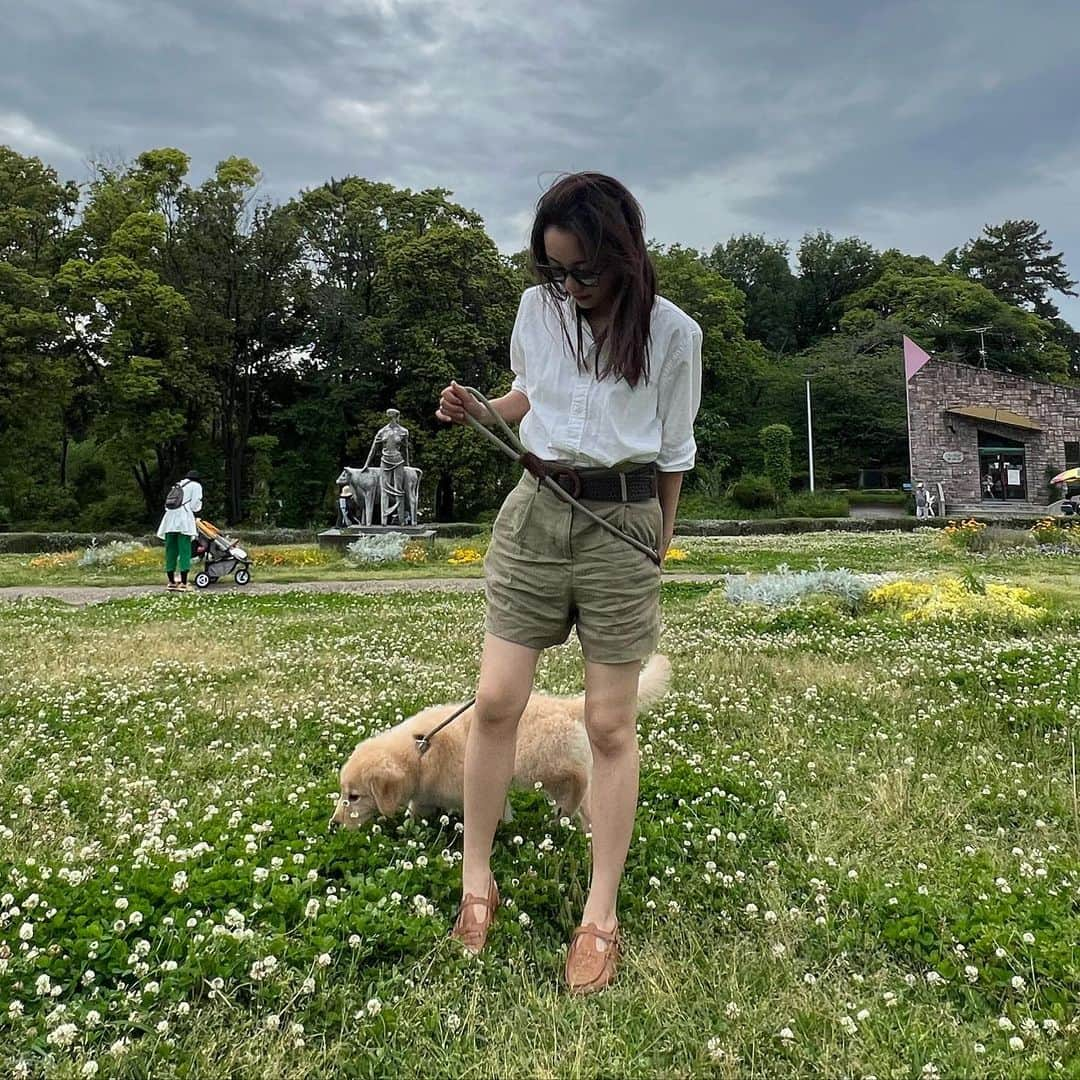 薮下柊のインスタグラム：「可愛いサンダルget🧡 暖かくなってきて嬉しい🌿  めっちゃ履きやすくて既にお気に入り☺️  海外のサイトだけど、日本からも簡単に注文できます😆 見てみてねっ ↓ @wconcept @mac_moc #wconcept #macmoc #wmuse #fashion #summeroutfit #ootd #sandals」