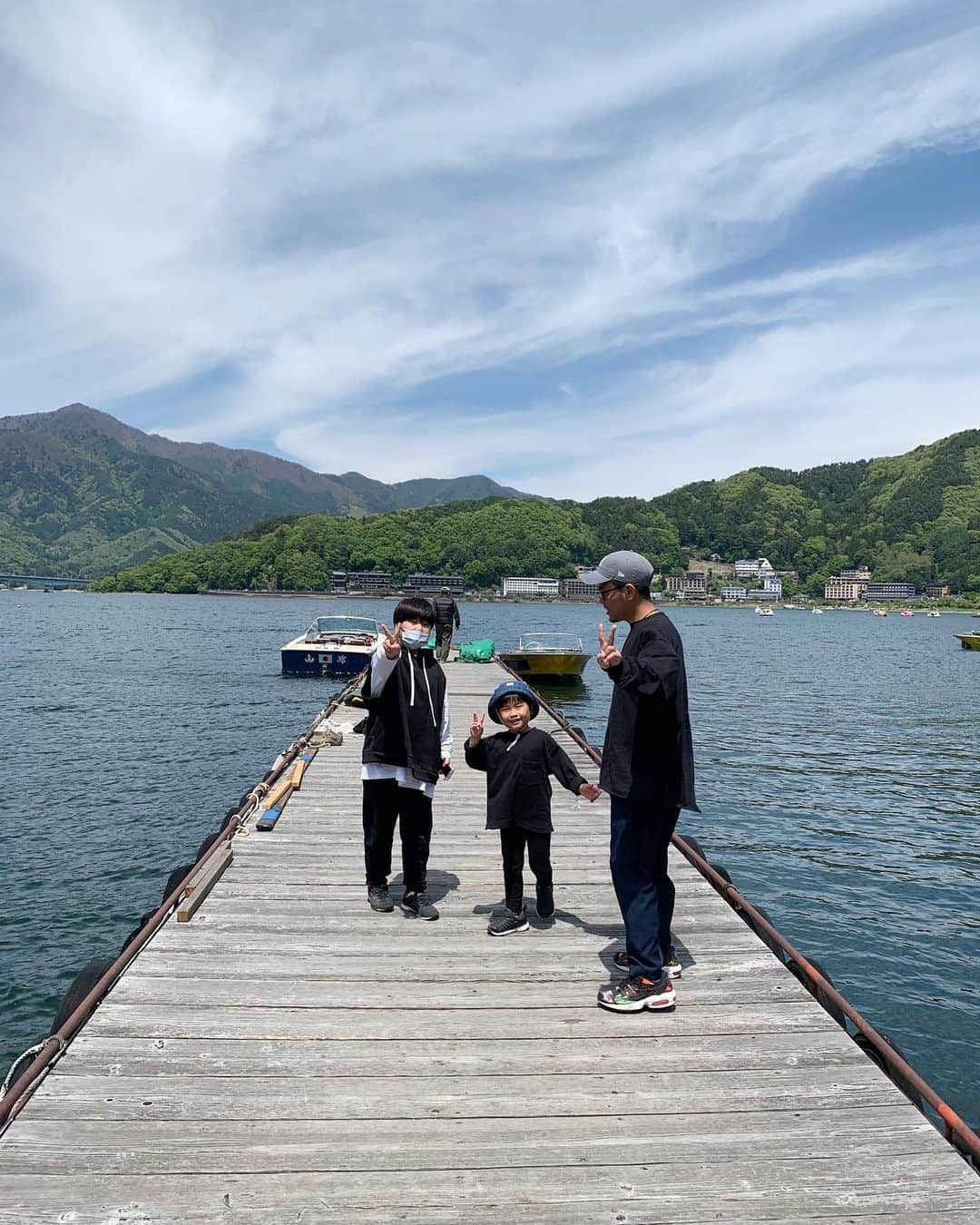 0703maiさんのインスタグラム写真 - (0703maiInstagram)「🗻 ✌︎ ✌︎ ✌︎ ✌︎  #うちの可愛いメンズ達🙋🏻‍♂️👦🏻👶🏻  in 静岡 GWとお盆の定番、西伊豆に。 山中湖と河口湖にも寄って 子供達に富士山🗻見学させて 行きも帰りもスムーズでラッキー✌︎ 昨日今日は半日公園で足ぱんぱん。笑 . . #gw #gw旅行 #静岡 #西伊豆 #富士山 #山中湖 #河口湖  #家族写真 #家族旅行」5月5日 22時33分 - 0703mai