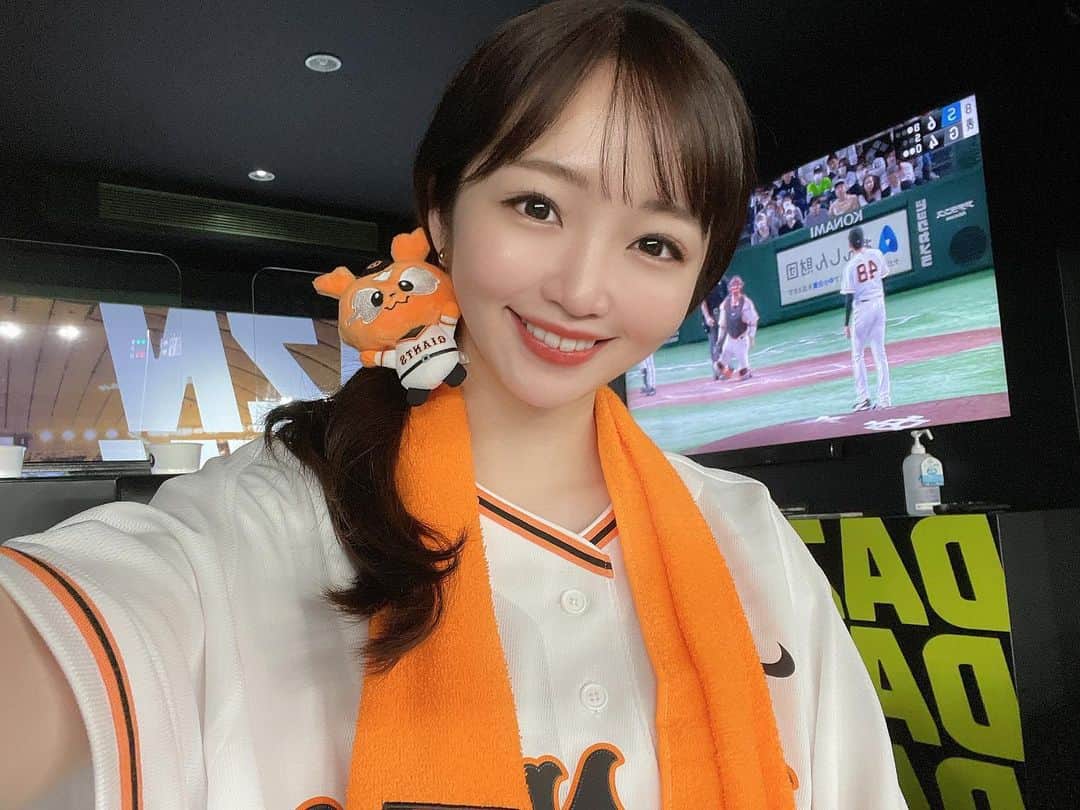 のインスタグラム：「⚾️  今日もABEMAへのコメントありがとうございます＾＾🫶🏻  この間久しぶりに東京ドームに行きました！ 初めてDAZNルームでの観戦👀 何から何まで至れり尽くせりなお部屋で感動しました😭  これを機に野球をもっと勉強して いつかお仕事でも携われたら嬉しいなぁ🥰  #巨人 #ヤクルト #東京ドーム」