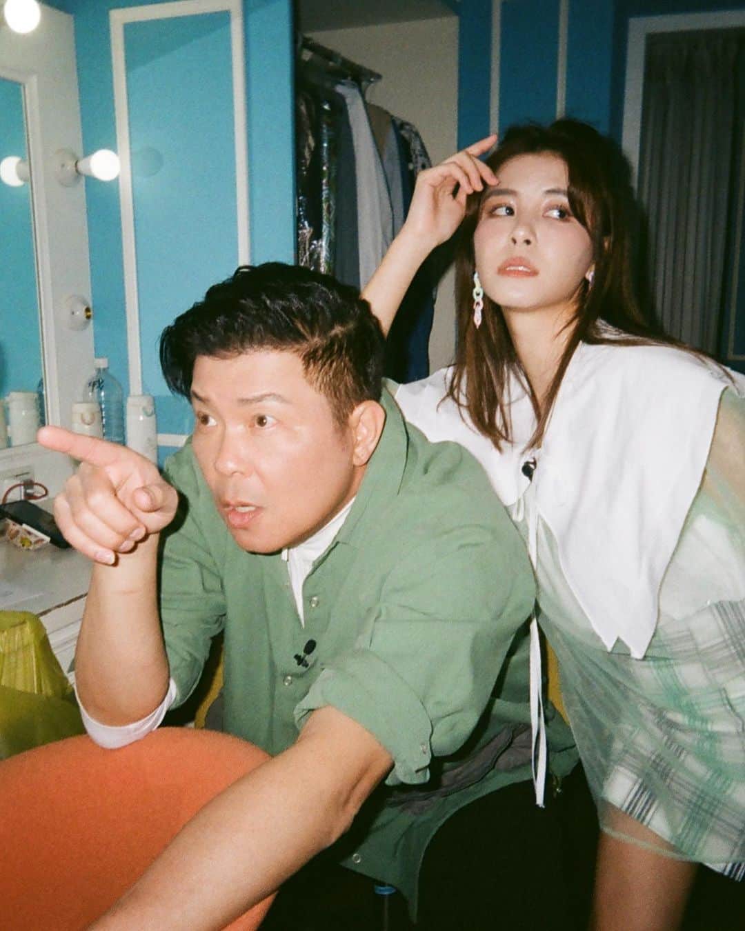 のインスタグラム：「Behind the scenes🎬 @queenfox31   驚技人底片相機拍下錄影後台的我們 @yiwenlin1213  #城哥連拍照都帶著戲 #跟巴鈺姐好像鬼店的雙胞胎」