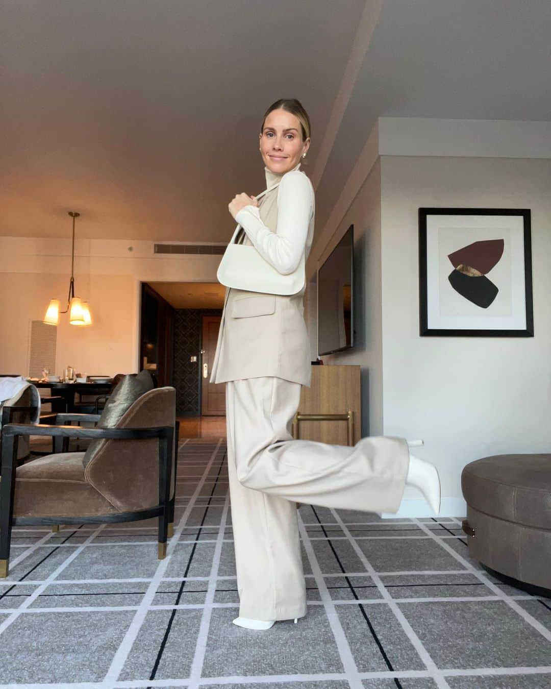 クレア・ホルトさんのインスタグラム写真 - (クレア・ホルトInstagram)「A little bit of April. Outfits linked on my site :)」5月5日 22時38分 - claireholt