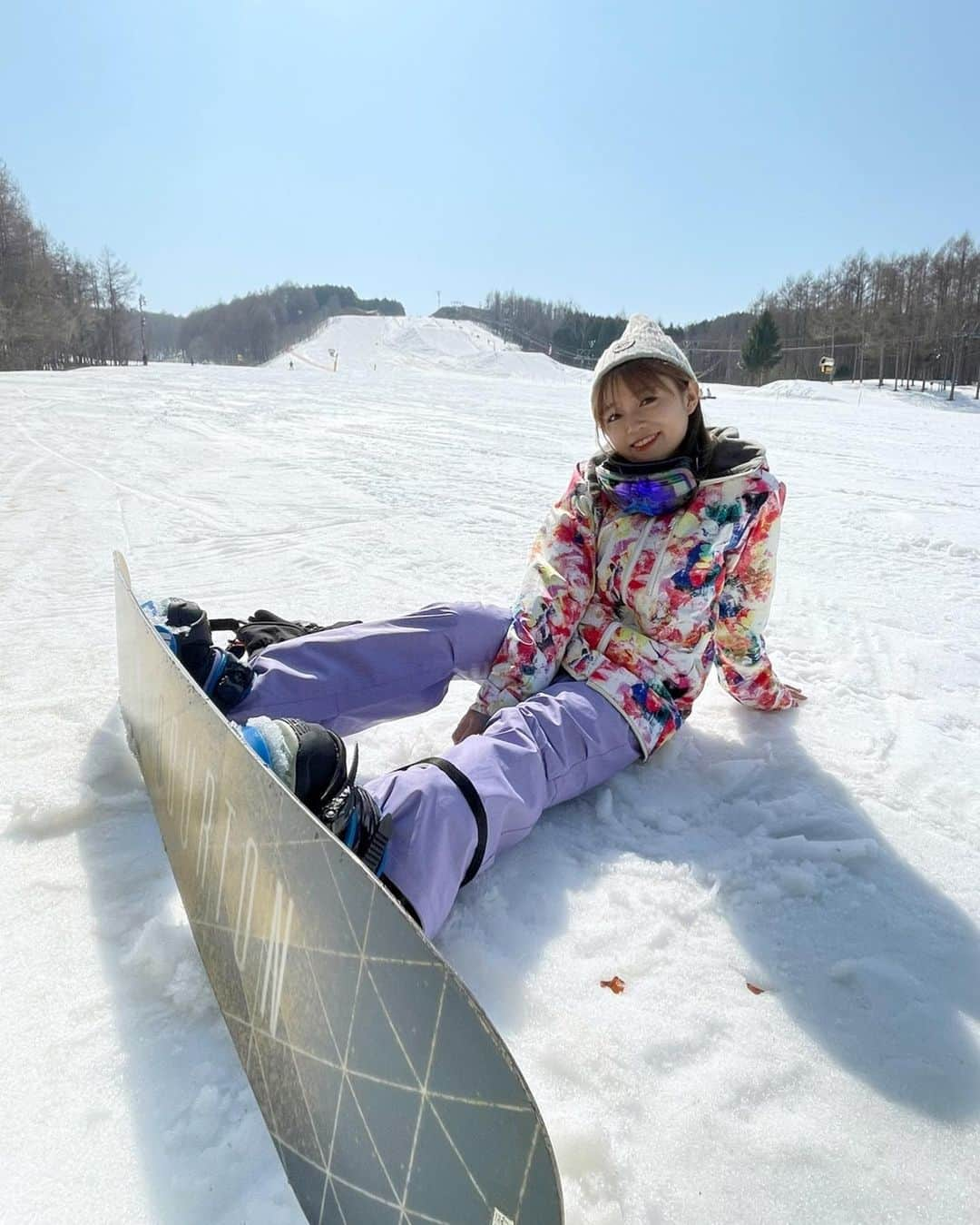 若井友希さんのインスタグラム写真 - (若井友希Instagram)「時差投稿😂 数ヶ月前にスノボ行ってきたあ！！   ちゅりちゃんとちゅりちゃんマネさんと3人で！笑   久しぶりすぎて大丈夫かなと思ってたけど 身体が覚えてたのか思いのほか滑れてよかった〜！笑 スノボは本当に楽しいね！！来シーズンも絶対に行く🙏   奇跡的にドッキングした動画載せときます笑   帰りに温泉入ってサウナ入ってのんびり色々語って これ以上ないいい日でした！！！ 2人に大感謝🥹❤️   みんなも楽しいGW過ごしてね🫰   #スノボ #スノボウェア #gw」5月5日 22時38分 - yuki_wakai