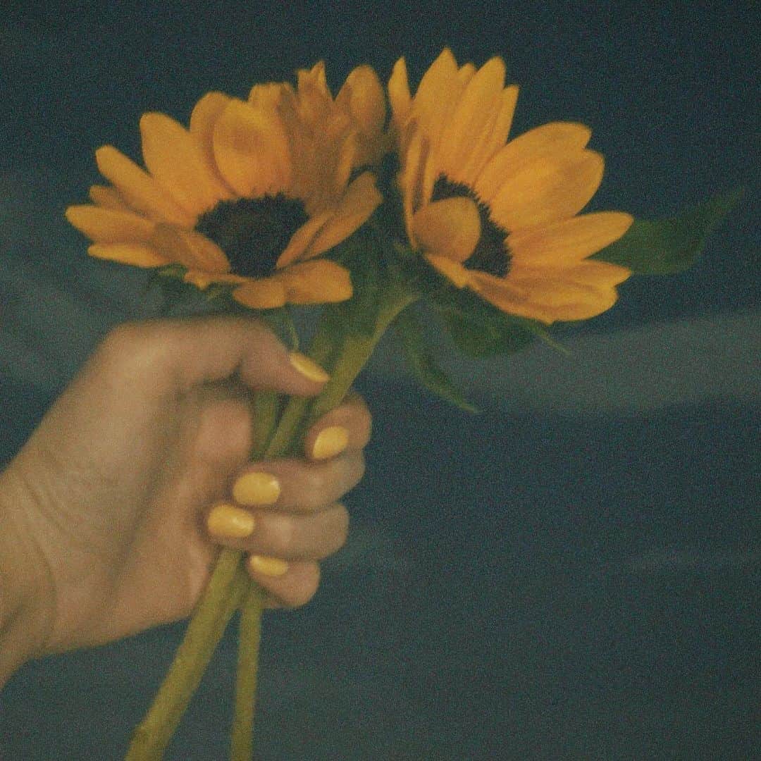 のインスタグラム：「3年ぶりにネイルしたよのアピール写真💛💅🌻」