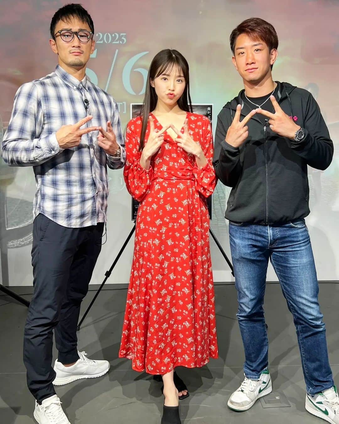 梅野源治のインスタグラム：「RIZIN You Tube生配信で 明日の試合展開や勝敗予想をしてきた🔥@rizin_pr  ガチで予想したら、瀧澤選手とほぼ同じ結果にw  それにしても、みんな学んでいるな〜 @kawamura_natsuki317  @kentatakizawa_mma 🫰🫰  #YY」