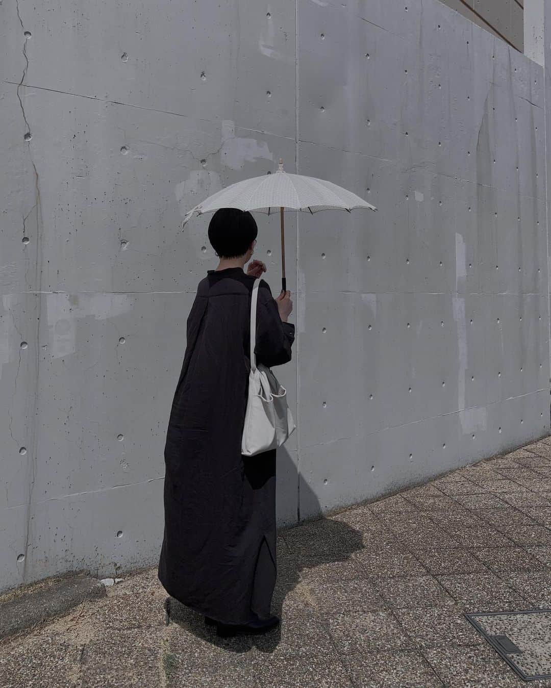__784__のインスタグラム：「あたたかい日差しと爽やかな風が心地良い、大好きな初夏がやって来た。やわらかな和紙コットンのワンピースをさらっと一枚で。  #artsandscience #wirrow #pomtata #josephcheaney」