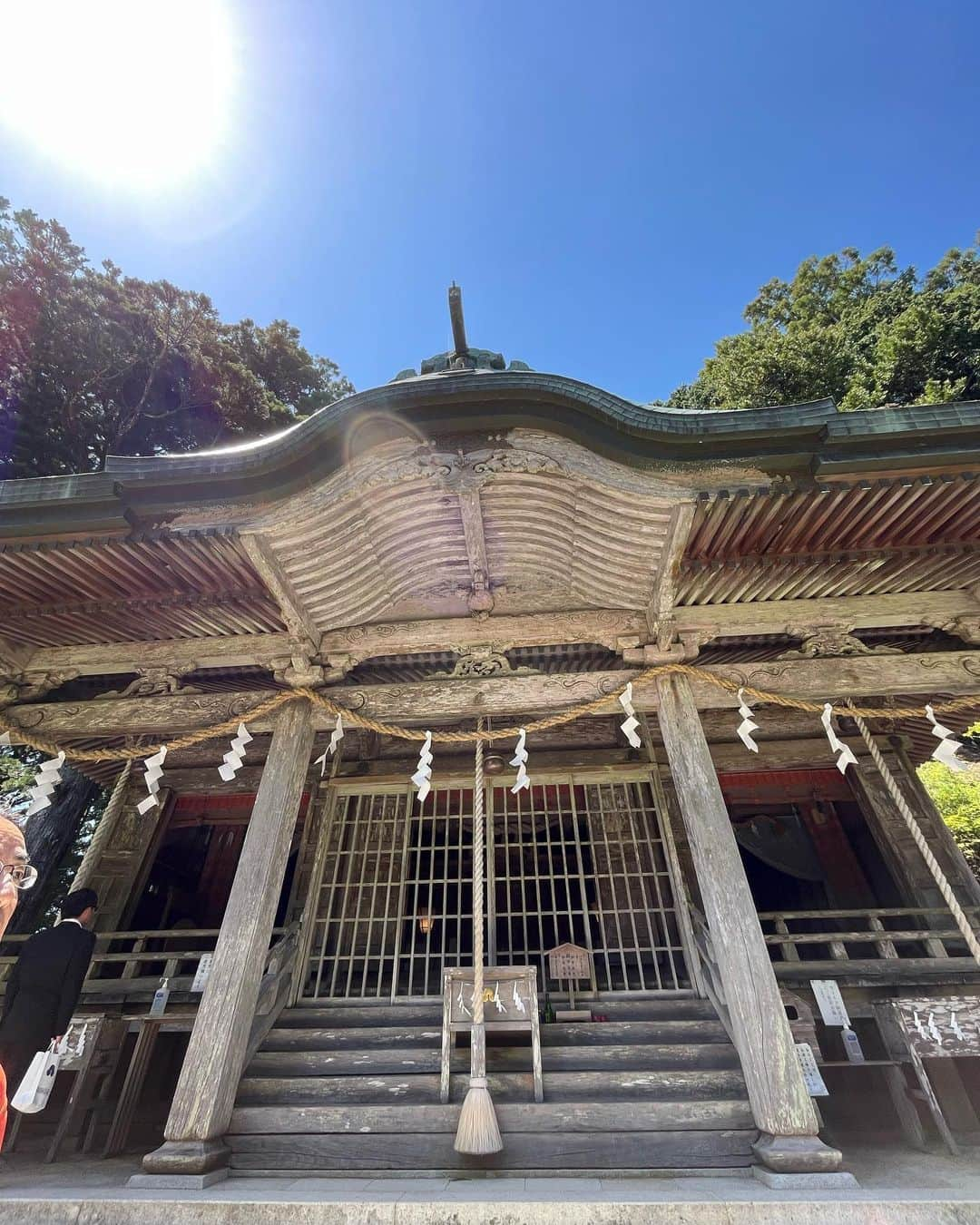 MICHIRUさんのインスタグラム写真 - (MICHIRUInstagram)「. 天川から玉置神社へ⛩  通行止めにより普段2時間かからないところが3時間近くの道のりで行くのを諦めていた玉置神社。  しかも天川からのルートは車一台しか通れない山道ドライブもあってなかなかの厳しい道が続くと聞いていたけど、通行止めが解除されているのを前日に教えていただき"呼ばれたかも” 意を決して行ってきました🚗 前回和歌山から来た時も不思議な事が起こったりて来るのが大変だったけど 奈良ルートは噂通りの狭さと交互車線、時にはガードレールがない所もあって運転はさらに大変だったけど 到着してしまえばそれを忘れてしまうくらいの気持ちよさ✨  澄んだ空気、天空の山々に囲まれて晴天の中、樹齢3000年や5000年の圧倒的な存在感とその生命力の御神木🌳 温かで優しくて最高の安らぎと癒しを感じる場所。 夫婦杉には2人一緒にご挨拶。 玉石社周辺はいるだけでビリビリ感が止まりません✨  #玉置神社　#玉石社　#木と対話  #神代杉　#御神木 #熊野三山の奥の院　#世界遺産　#奈良県十津川村」5月5日 22時58分 - barbiemichiru