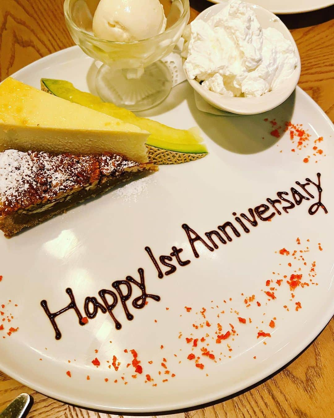 本多末奈さんのインスタグラム写真 - (本多末奈Instagram)「2023.05.05 は HAPPY 1st ANNIVERSARY💍✨  今日で結婚して1年が経ちました💝 あっという間の1年👏 こうやってどんどんあっという間になって 2人揃って歳をとっていくのでしょうか？  全く他人だった私たちですが 少しずつ価値観も似てきた気がします🫢 とにかく健康で元気にいれたらいいなって 今はそれだけ思ってます🍀 お互いおめでとう💗 これからもよろしくね🤝✨ #happyanniversary #1st #weddinganniversary #peterluger #peterlugersteakhouse #ebisu #結婚記念日 #結婚記念日ディナー #ピータールーガー #これからもよろしくね」5月5日 22時50分 - honda_mana