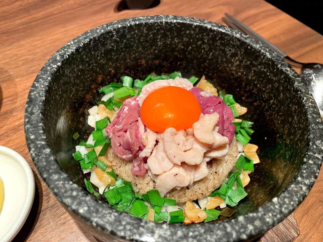 松浦麻里奈のインスタグラム：「焼肉ホルモンうしごろ 銀座店へ😁🎉 高級感ある店内で席横には簡易クローゼットが！テーブル卓一つ一つあったよ👍  極上月見ハツユッケが、お肉の厚さが大きくてびっくり！！ 食べごたえあった😘  ウルテ刺しを初めて食べたんやけど、コリッコリとしてお酒に合う〜😆 不思議な食感！！  メニューには、お肉の焼き方、 ホルモンの部位ごとにおすすめの焼き方が 書かれているので、参考になる！  石焼ホルモンガーリックライスは、ホルモンが贅沢に入っていて 熱々の石鍋で豪快に混ぜ合わせて食べるよ😚  満足！！  #ホルモン #銀座焼肉 #銀座ディナー #銀座グルメ #うしごろ #焼肉ホルモンうしごろ銀座店 #うしごろ　 #東京グルメ#yakiniku #yummyfood #supported」