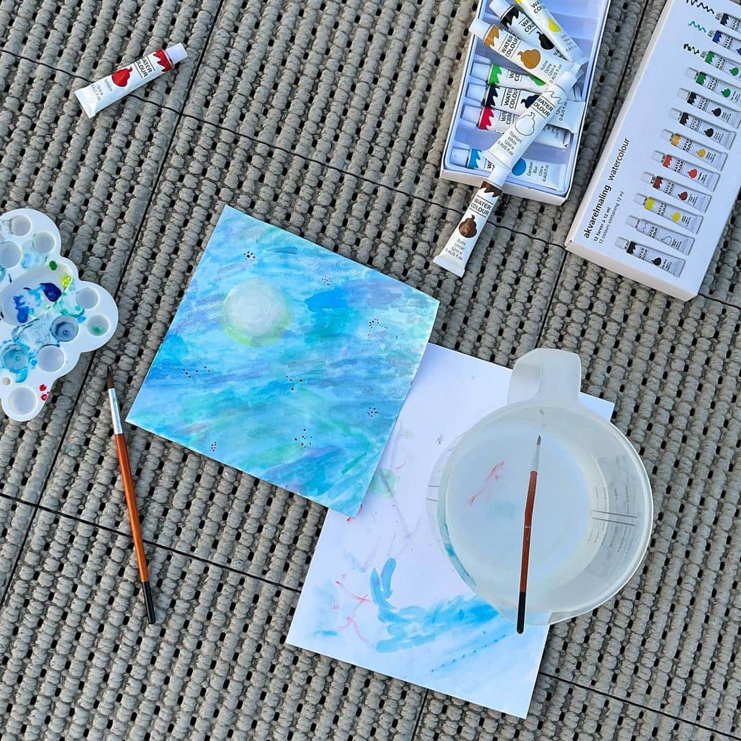 新関碧のインスタグラム：「外で絵描いて、ちょろっと寄り道した古着屋さんでイヤリングゲットした日😽 最近、絵を描くことにハマってます笑」