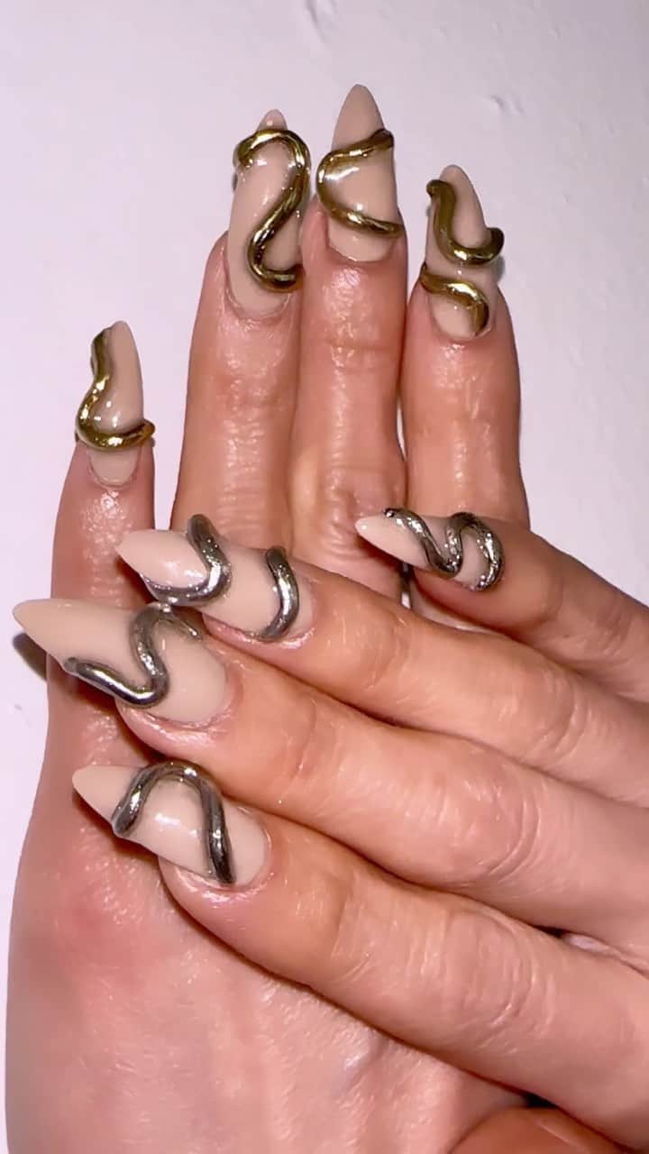 安田直美のインスタグラム：「Silver x gold 3D nails for @viv_yi 🪐」
