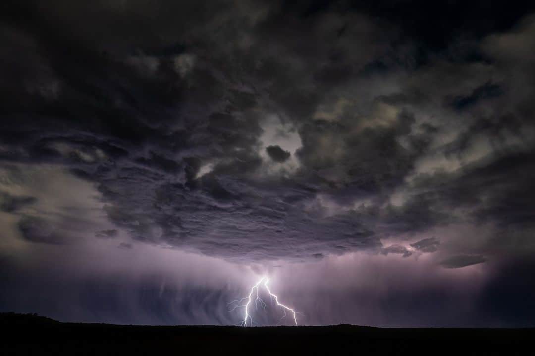 ライカさんのインスタグラム写真 - (ライカInstagram)「Tricky & Dangerous  Chasing storms is not for the faint-hearted, waiting for that perfect shot is not for the impatient...  Leica Landscape photographers, any striking tips to share?  📷: Ted Grambeau (@tedgrambeau) #LeicaCamera #Leica #🔴📷 #LeicaSL2-S」5月5日 23時00分 - leica_camera