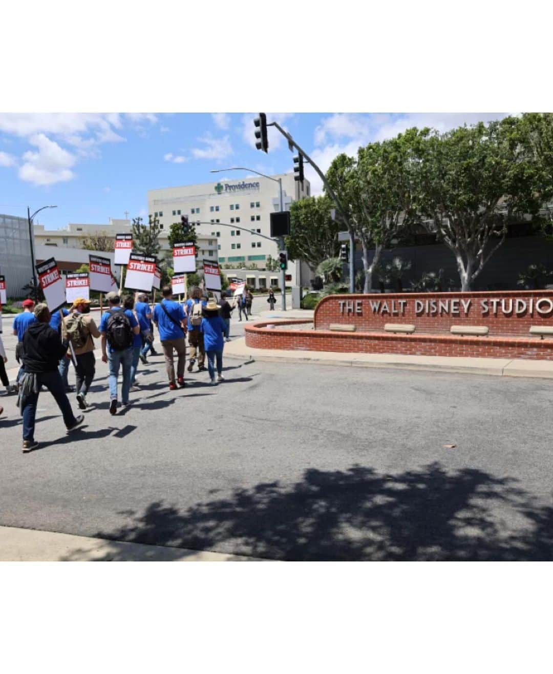 アンバー・タンブリンさんのインスタグラム写真 - (アンバー・タンブリンInstagram)「In our newsletter today, I spoke to my brilliant friend, the writer and producer Eliza Clark, about this historic WGA writers strike, what writers are asking for and why, and what it means for the future of the TV shows and films we all love. But first, I picked up a sign and picketed to show my support.   Head to the link in my bio to read the full interview.」5月5日 23時04分 - amberrosetamblyn