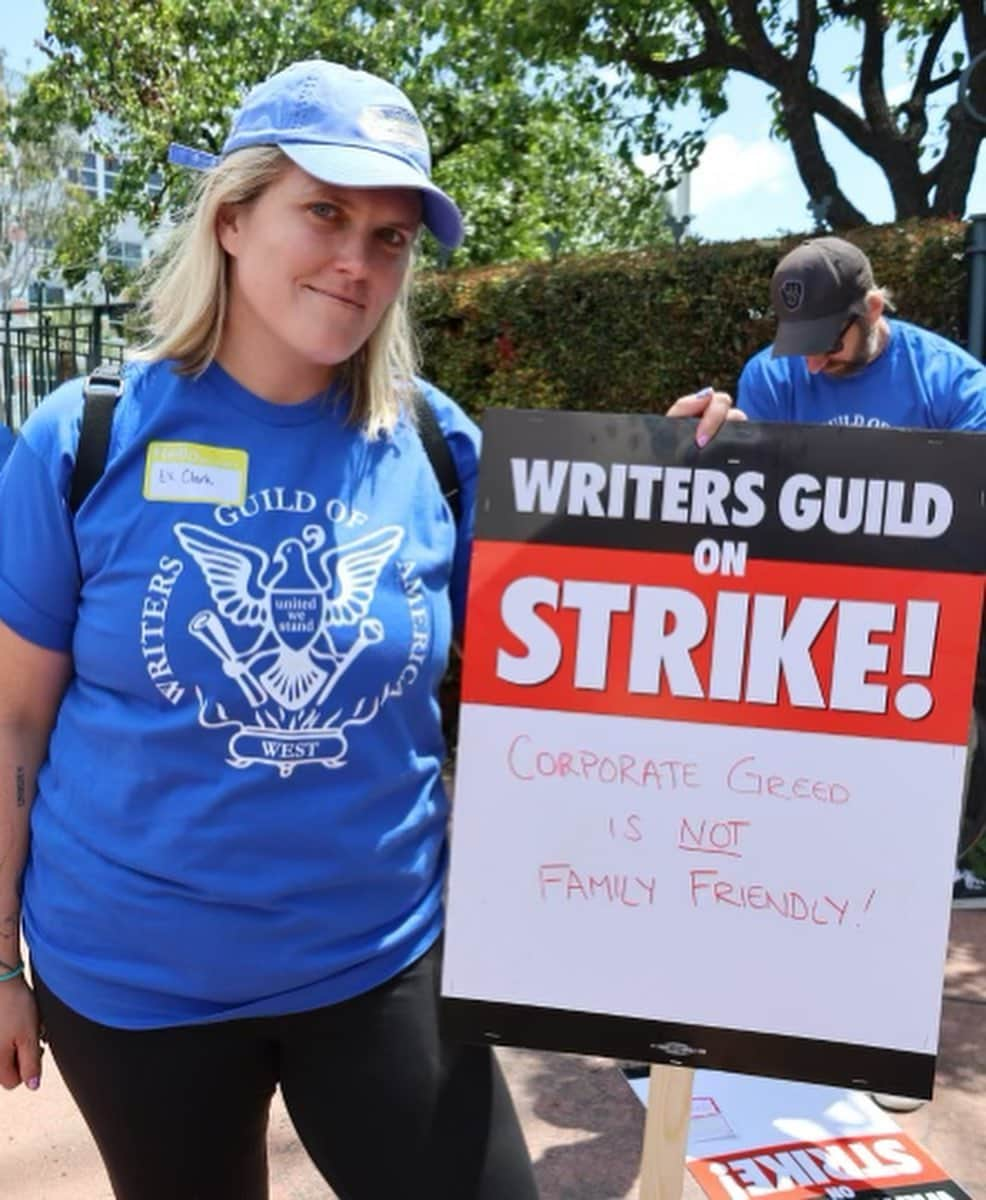 アンバー・タンブリンさんのインスタグラム写真 - (アンバー・タンブリンInstagram)「In our newsletter today, I spoke to my brilliant friend, the writer and producer Eliza Clark, about this historic WGA writers strike, what writers are asking for and why, and what it means for the future of the TV shows and films we all love. But first, I picked up a sign and picketed to show my support.   Head to the link in my bio to read the full interview.」5月5日 23時04分 - amberrosetamblyn