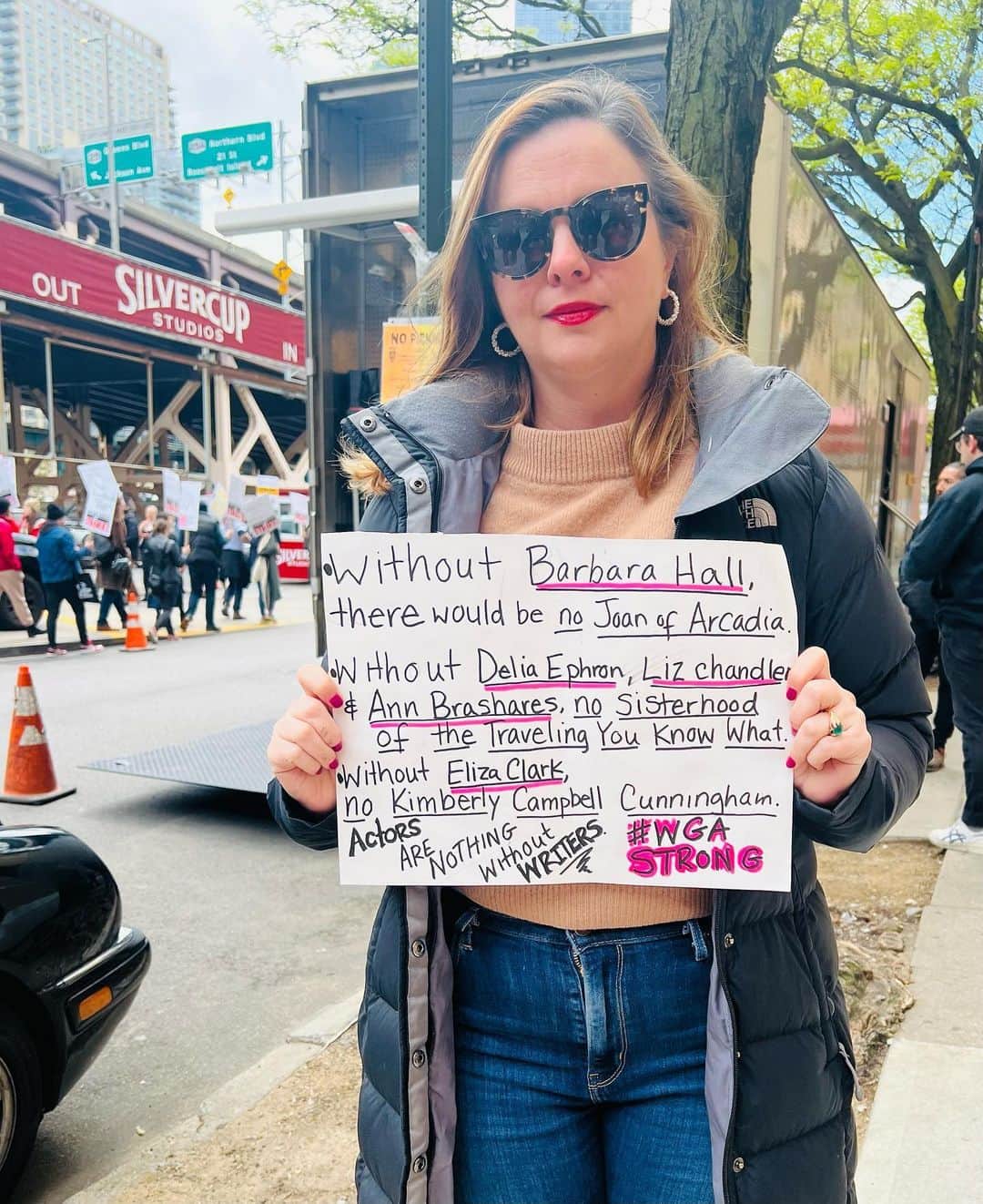 アンバー・タンブリンのインスタグラム：「In our newsletter today, I spoke to my brilliant friend, the writer and producer Eliza Clark, about this historic WGA writers strike, what writers are asking for and why, and what it means for the future of the TV shows and films we all love. But first, I picked up a sign and picketed to show my support.   Head to the link in my bio to read the full interview.」