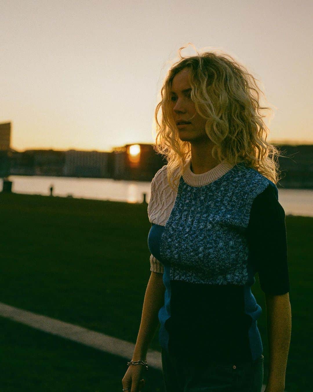 マッツノーガードのインスタグラム：「Danish summer equals long evenings full of energy🙌 Copenhagen local @katarinakrebs wearing our patch knit sweater 💛  #madsnørgaard #newcollection」