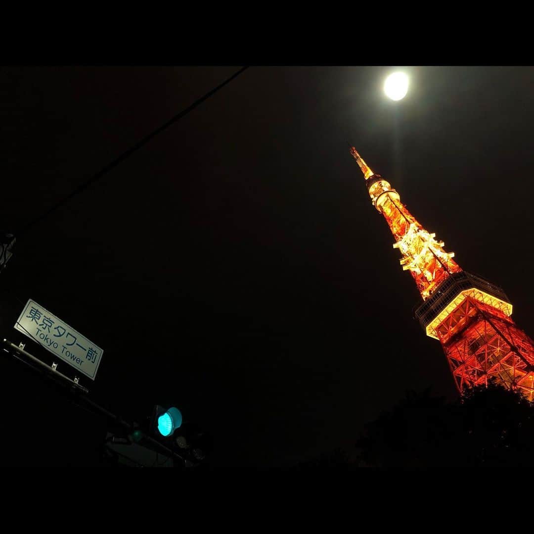 村山千代さんのインスタグラム写真 - (村山千代Instagram)「🎏 人生も悠々と泳いでいけますように #こどもの日 #東京タワー #東京タワーの高さにちなんで #333 匹泳いでいるらしいです #あとで知りました #月に見えるのは街灯です #見えなくても大丈夫です #🗼」5月5日 23時25分 - chiyocolate420