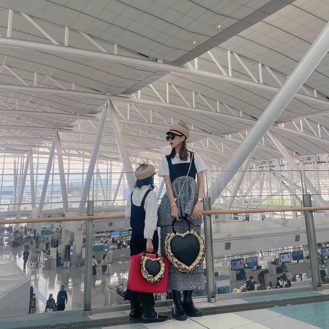 堀江直美さんのインスタグラム写真 - (堀江直美Instagram)「GW✈️✈️✈️  近場だけど家族で久しぶりの海外🇰🇷  Check melon シリーズは着心地良く機内にもピッタリです🫶🏻  キャスケットとBagは娘とお揃い👯‍♀️ @hiand_official   #HIAND#ハイアンド#chanel#シャネル#モノトーンコーデ#30代ファッション #40代コーデ#シャネル#母娘#親子コーデ#女の子ママ#hnhiand」5月5日 23時25分 - naomiiiiiiiiiiii