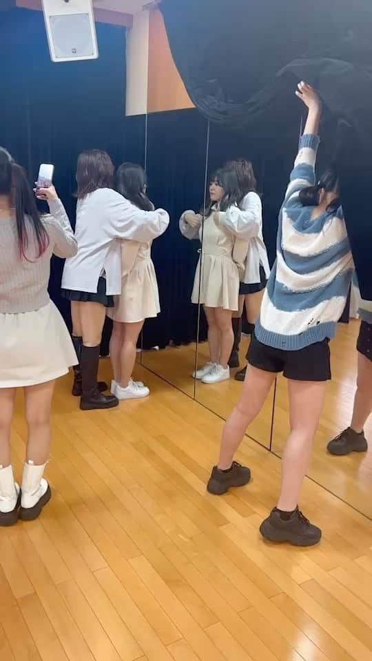 小山星流のインスタグラム：「撮影裏側😌🫶🏼 はるちゃんありがとう🥲1番大変なポジションでございます。  #instagood #followme #リール #いいね  #tagforlikes #종아요 #팔로우 #reels #fypシ」