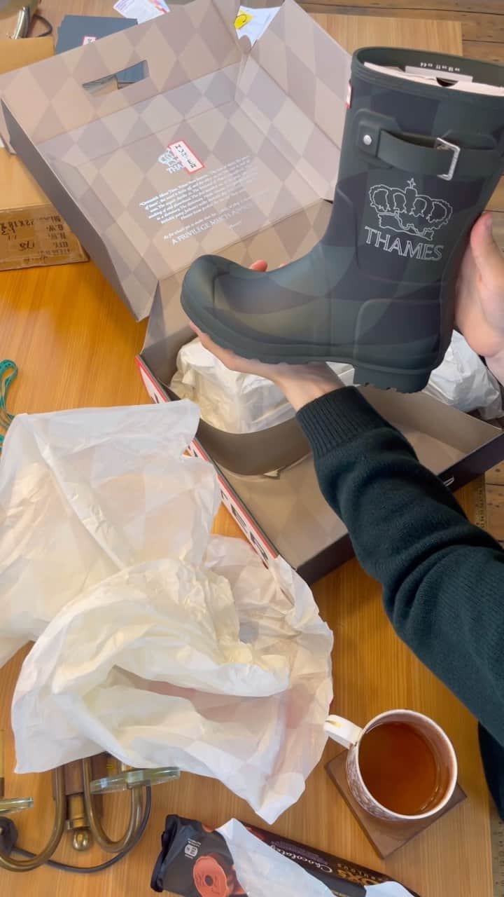 ハンターブーツのインスタグラム：「This is a video of a THAMES & Hunter short boot and it’s box. The boots will come in pairs, and will be made available for purchase next Thursday at Eleven. Anyone who tells you otherwise is a liar and a scoundrel and must be destroyed. Thank you.」