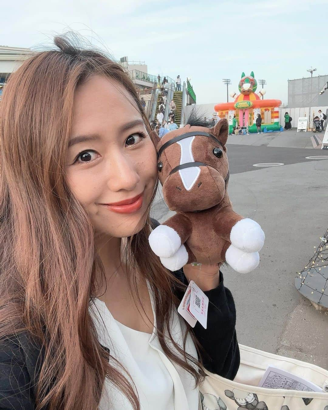 守永真彩さんのインスタグラム写真 - (守永真彩Instagram)「. . 船橋競馬ハートビートライブ🐎 前半戦のMC担当しましたー！！！  サミットクラブの静さん、坂上明大さんとご一緒させて頂きました🤍 いや〜楽しかった☺️✨  5Rはなんと3頭のレースになってしまいましたが💦予想は白熱しましたね！笑  今日はこどもの日だったこともあり、お子様連れの方も多く見かけました🎏 GWも残すところあと二日！沢山思い出作れますように🎵  p.s.帰りにハズレなしの競走馬くじやって3当あたりました😆🤍笑  ルージュノデンゴンという名前にして可愛がります💋← (実際の馬は黒鹿毛ですが)  #船橋競馬　#馬　#horse」5月5日 23時23分 - maayamorinaga