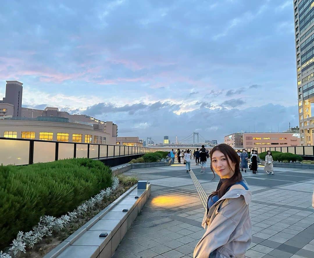 穂川果音さんのインスタグラム写真 - (穂川果音Instagram)「晴れていても、少し雲が多い日でも夕方の空の色は綺麗だなぁ☁️  さて、GWもそろそろおわりですね。皆さんはどんな休日を過ごしていますか〜？  #いつかの空　#台場　#skyporn」5月5日 23時33分 - hokawakanonn