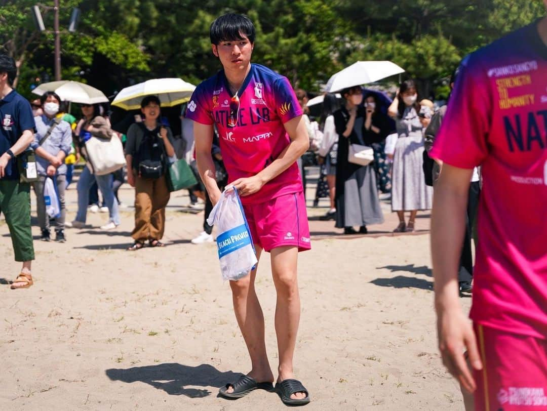 平田亮介さんのインスタグラム写真 - (平田亮介Instagram)「ジャパンビーチゲームズフェスティバルお台場2023 今日は最高にビーチ日和でした⛱️ どこのコートも盛り上がってましたね😎そして青い空にこのピンクが映えますねぇ😏 　 次はファン感で会えるの楽しみにしてますね♪  #ジャパンビーチゲームズフェスティバルお台場2023  #ビーチバレー #バレーボール #日焼けやばい  #こどもの日  #お台場」5月5日 23時26分 - ryosukehirata