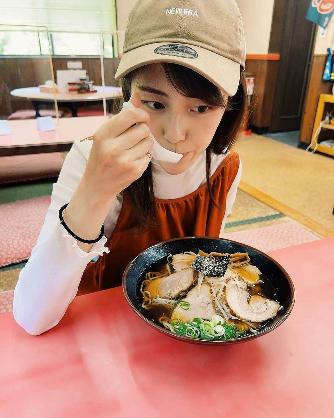 松田実里さんのインスタグラム写真 - (松田実里Instagram)「⁡ 『食べたいが勝つ』 ⁡ 食べたいが勝り過ぎて、ワンピースぐでんぐでんだけども。 ⁡ 街中華のチャーシューラーメン これこれって味。 おいしい ⁡ #中華 #ラーメン #チャーシュー #チャーシューラーメン #麺 #ワンピース #オレンジコーデ #シアートップス #シアーコーデ #newera #キャップコーデ #食生活 #lifestyle #instagood #mylife #love」5月5日 23時26分 - misato_matsuda