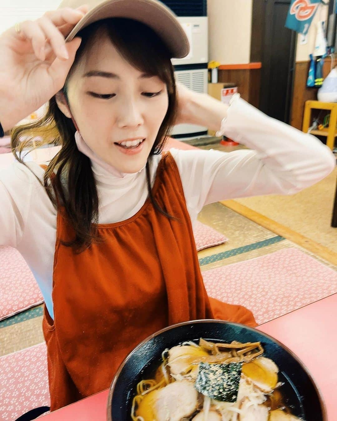 松田実里さんのインスタグラム写真 - (松田実里Instagram)「⁡ 『食べたいが勝つ』 ⁡ 食べたいが勝り過ぎて、ワンピースぐでんぐでんだけども。 ⁡ 街中華のチャーシューラーメン これこれって味。 おいしい ⁡ #中華 #ラーメン #チャーシュー #チャーシューラーメン #麺 #ワンピース #オレンジコーデ #シアートップス #シアーコーデ #newera #キャップコーデ #食生活 #lifestyle #instagood #mylife #love」5月5日 23時26分 - misato_matsuda