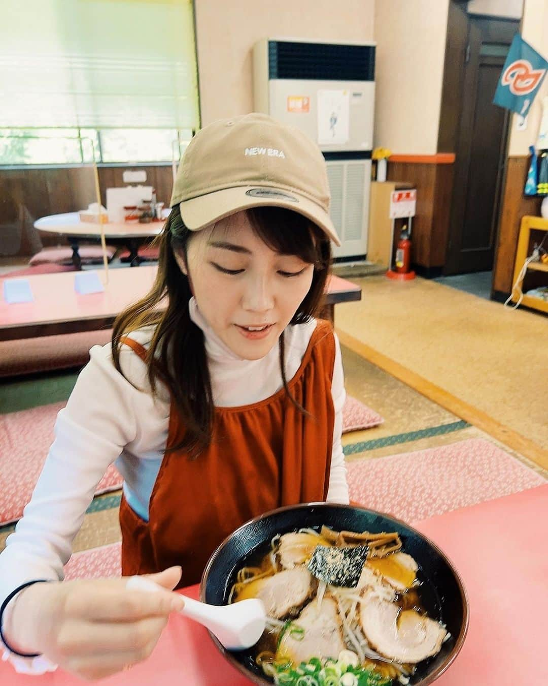 松田実里のインスタグラム：「⁡ 『食べたいが勝つ』 ⁡ 食べたいが勝り過ぎて、ワンピースぐでんぐでんだけども。 ⁡ 街中華のチャーシューラーメン これこれって味。 おいしい ⁡ #中華 #ラーメン #チャーシュー #チャーシューラーメン #麺 #ワンピース #オレンジコーデ #シアートップス #シアーコーデ #newera #キャップコーデ #食生活 #lifestyle #instagood #mylife #love」