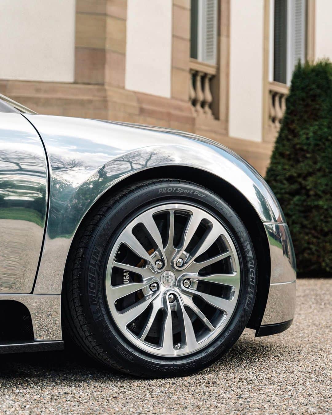 ブガッティさんのインスタグラム写真 - (ブガッティInstagram)「The VEYRON 16.4 ‘Pur Sang’ has returned to Molsheim, paying a visit to the home of BUGATTI and the place where it was born.  The epithet ‘Pur Sang’ means thoroughbred in French and stands for what Ettore Bugatti called the essence of his automobiles. Launched in 2007 on a super exclusive five-unit-only production run, the ‘Pur Sang’ has been sold out within one day.  Its aesthetic ethos caters to one of the most important elements of BUGATTI’s design heritage: the iconic duo-tone-arrangement. But instead of two painting colors, two pure materials were used: visible carbon fibre and aluminium, both of which serve to emphatically emphasise the shape, lines and sculpture of the profile.  Today, this ‘Pur Sang’ is part of The Singh Collection, based in Punjab, India. “I am proud to be a member of the BUGATTI family and to possess such beauties like the VEYRON 16.4. ‘Pur Sang’”, says the owner of the collection. “BUGATTI cars have always served as a huge motivation in my life, and I can only encourage everyone to set him- or herself such goals as I did.”   #BUGATTI #BUGATTIFamily #TheSinghCollection #VEYRONPurSang – WLTP: http://bugatti.link/consumption」5月5日 23時28分 - bugatti