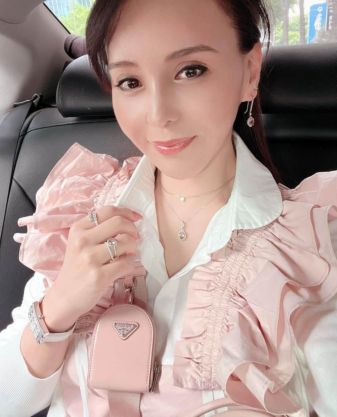 麻美さんのインスタグラム写真 - (麻美Instagram)「パー子 韓国🇰🇷へ行く…の巻💓 ． #pink #prada」5月5日 23時30分 - mami0s