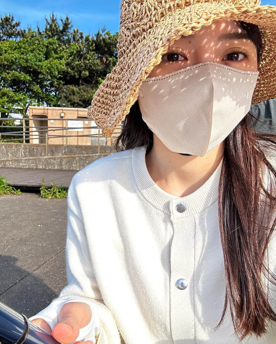 柿原桃里さんのインスタグラム写真 - (柿原桃里Instagram)「初めて海釣り公園で釣り🎣 . 常連のおじさん達が色々教えてくれて、私が単純な仕掛けしか持ってなかったから「こっちの方がいいからこれ使いな！」って仕掛けもくれて楽しい魚釣りが出来てしまった🥹 私はボウズは逃れたけど小さなカサゴ1匹笑 でもなんとそのおじさん達がホウボウとキス3匹とメジナをくれて大満足で帰宅！笑笑 4枚目は片側おろしてここが綺麗のピークだと思って写真撮った😹 この後しっかり腹骨すくの失敗しました。笑 刺身、天ぷら、唐揚げ、あら汁で頂いた！ なかなか気軽には行けないけどやっぱり釣りはとても楽しい🌈🌈 一緒に行ってくれる人募集〜！！ ・ #釣り #海釣り #東扇島西公園 #カサゴ #キス #メジナ #釣りガール #釣り女子 #fishing #🎣」5月5日 23時30分 - toori_moo_