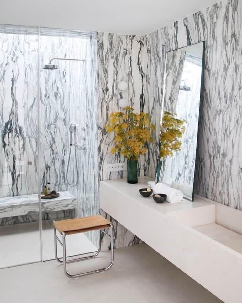 Homepolishのインスタグラム：「Bathroom designed by Luis Laplace ✨🙌🏻 @luislaplace  Happy Friday, everyone!  #bathroomdesign #showerdesign #marble #design #interiordesign #inspiredinteriors #designcommunity #joinfreddie」