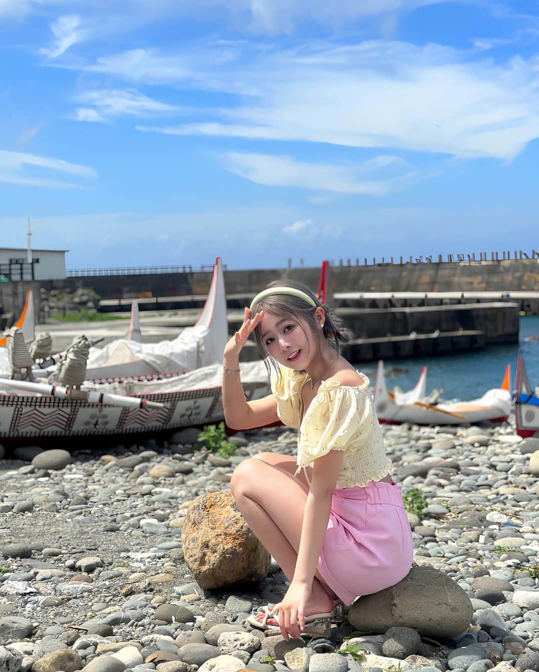 徐薇涵（Wei Han Xu）のインスタグラム：「蘭嶼的太陽實在太熱情🌞 必須來趟野銀冷泉 冷靜一下 哈哈哈哈 野銀部落還有傳統的地下屋可參觀 要找導覽人員介紹 是對居民的尊重跟禮貌唷  #海豚游到蘭嶼」