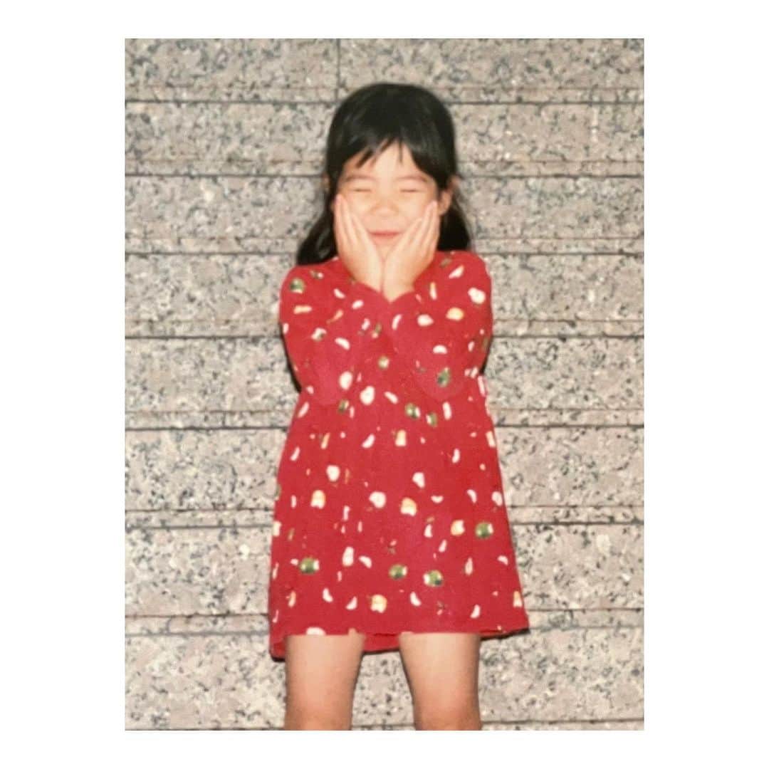 のインスタグラム：「🎏 こどもの日。 子どもが元気に成長したことをお祝いする日で、 母に感謝する日でもあるそう🌹  今日まさに母が岩手に来ているので あたたかい母の手料理を食べ、 照れながら感謝を伝えました💓笑  いつもありがとう。🫶🏻  #1枚目#4歳の頃 #どうしてこのポーズしたのか分からない #2枚目#父と#にこやかな父と不安そうな私 #3枚目#母ごはん#おうちごはん🍴 #いわて#めんこいテレビ#三宅絹紗」